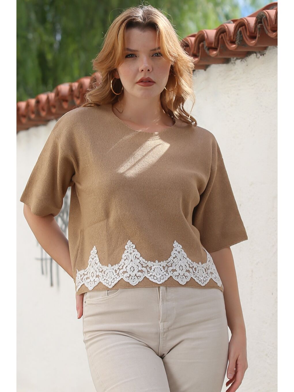 Kahverengi Sütlü Kahve Yuvarlak Yaka Kısa Kol Dantelli Triko Bluz 64 57-2