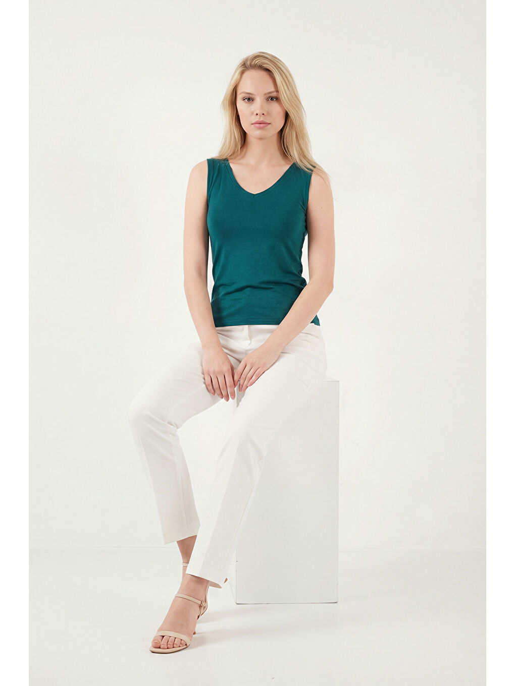 Yeşil Kalın Askılı V Yaka Kadın Bluz 5864384-3