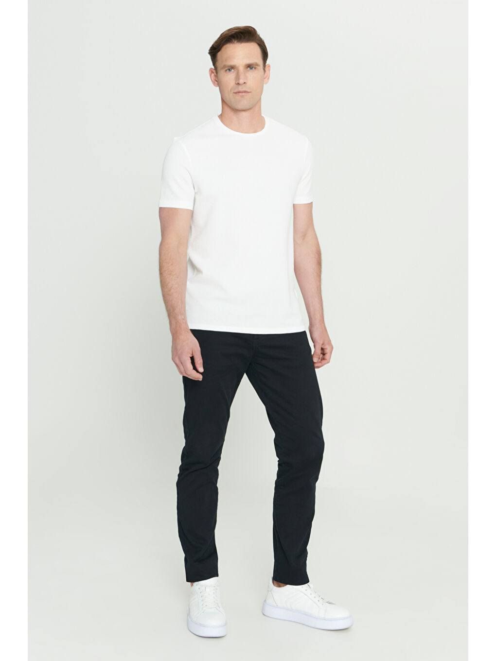 Erkek Beyaz Dar Kesim Bisiklet Yaka Desenli Tişört-1