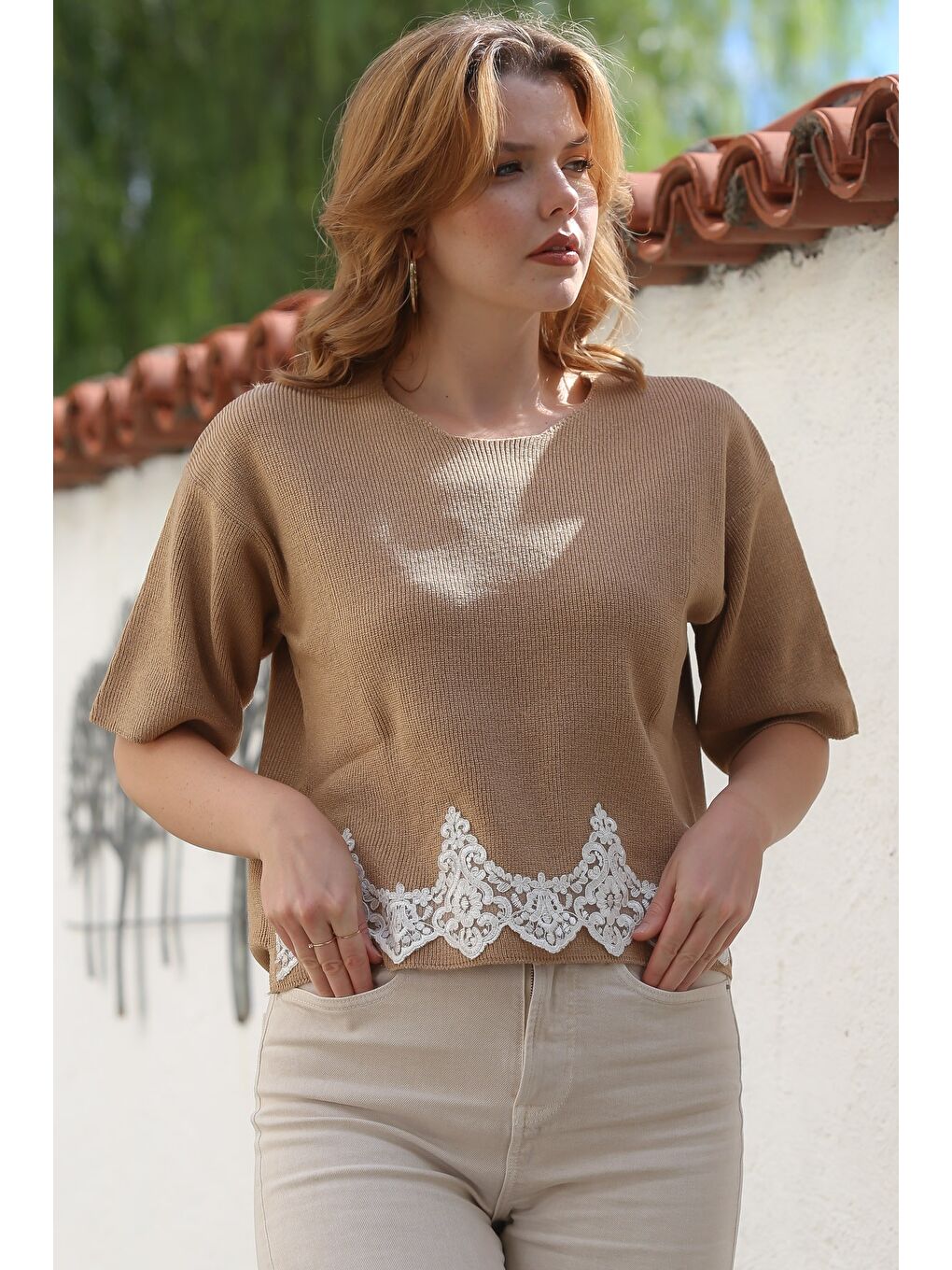 Kahverengi Sütlü Kahve Yuvarlak Yaka Kısa Kol Dantelli Triko Bluz 64 57-4