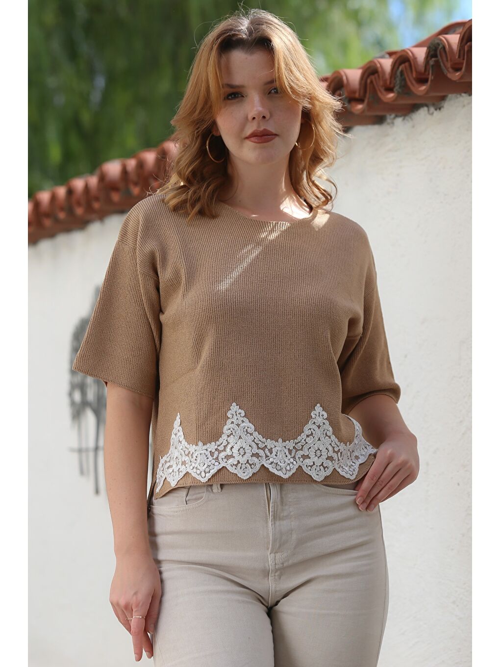 Kahverengi Sütlü Kahve Yuvarlak Yaka Kısa Kol Dantelli Triko Bluz 64 57-7