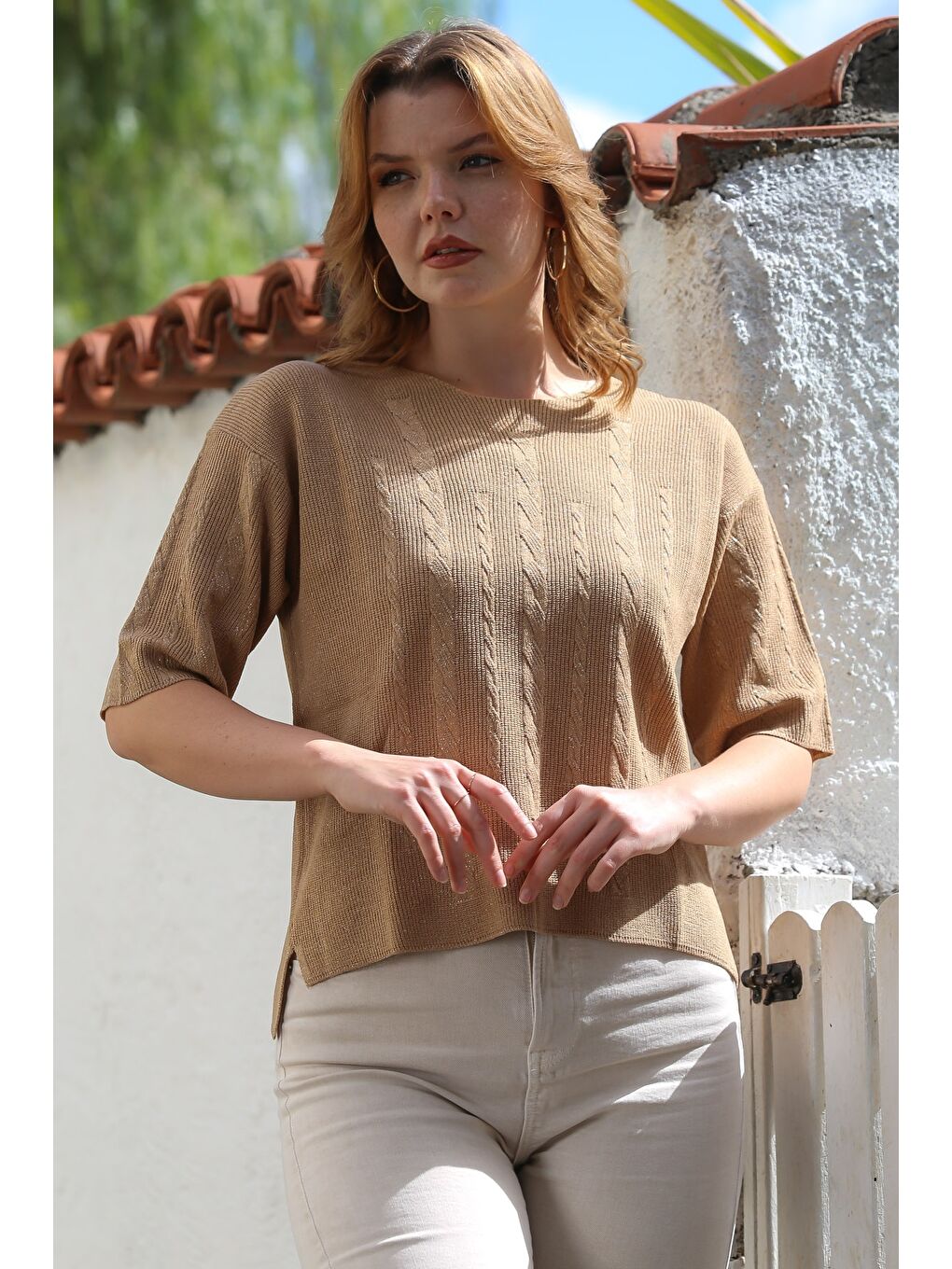 Kahverengi Camel Yuvarlak Yaka Kısa Kol Örgü Desenli Yırtmaçlı Triko Bluz 56 59