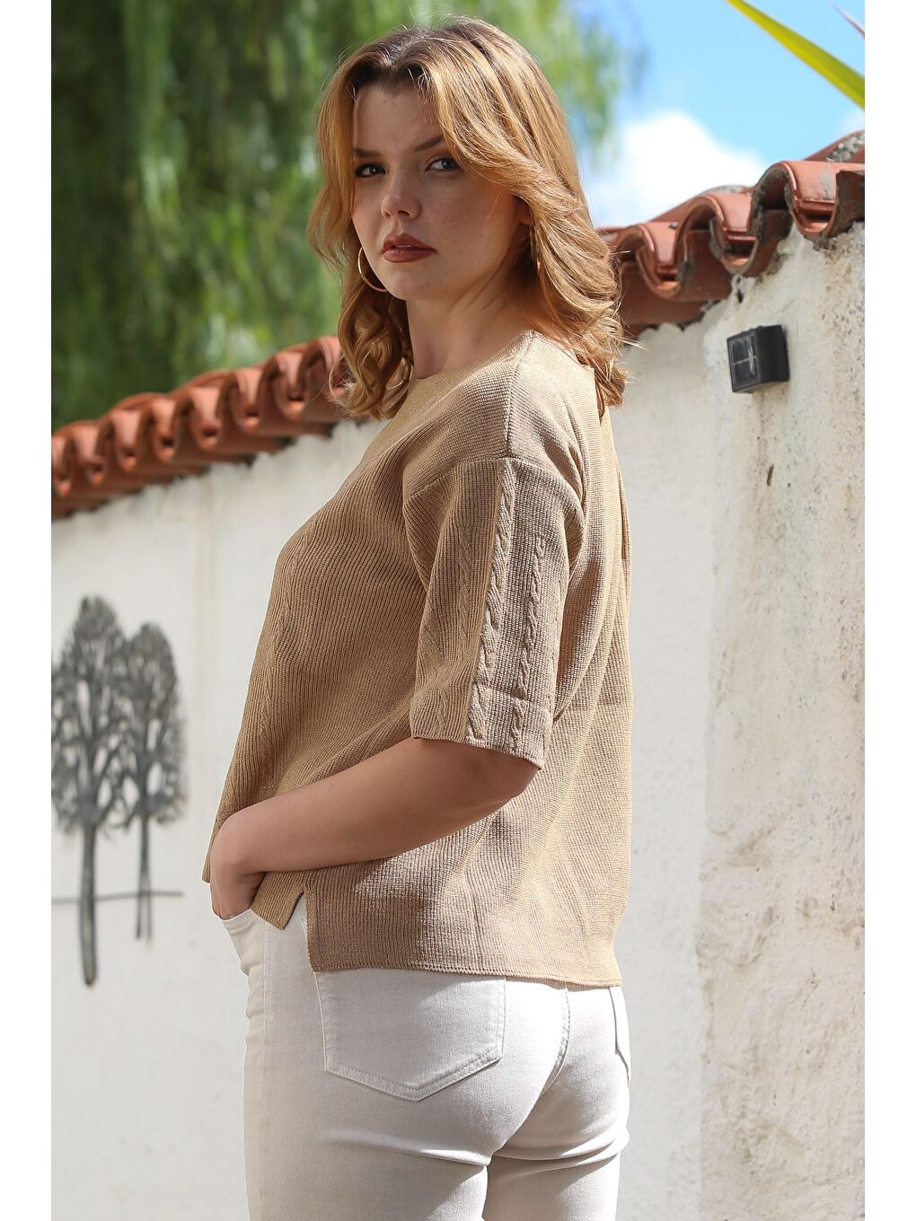 Kahverengi Camel Yuvarlak Yaka Kısa Kol Örgü Desenli Yırtmaçlı Triko Bluz 56 59-1
