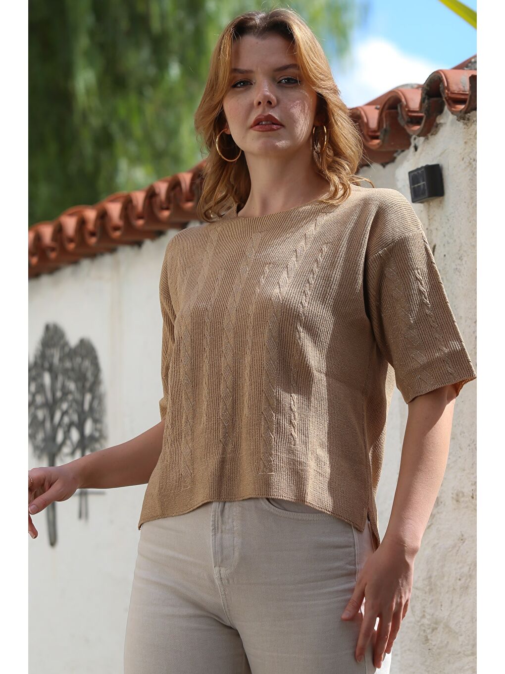 Kahverengi Camel Yuvarlak Yaka Kısa Kol Örgü Desenli Yırtmaçlı Triko Bluz 56 59-2