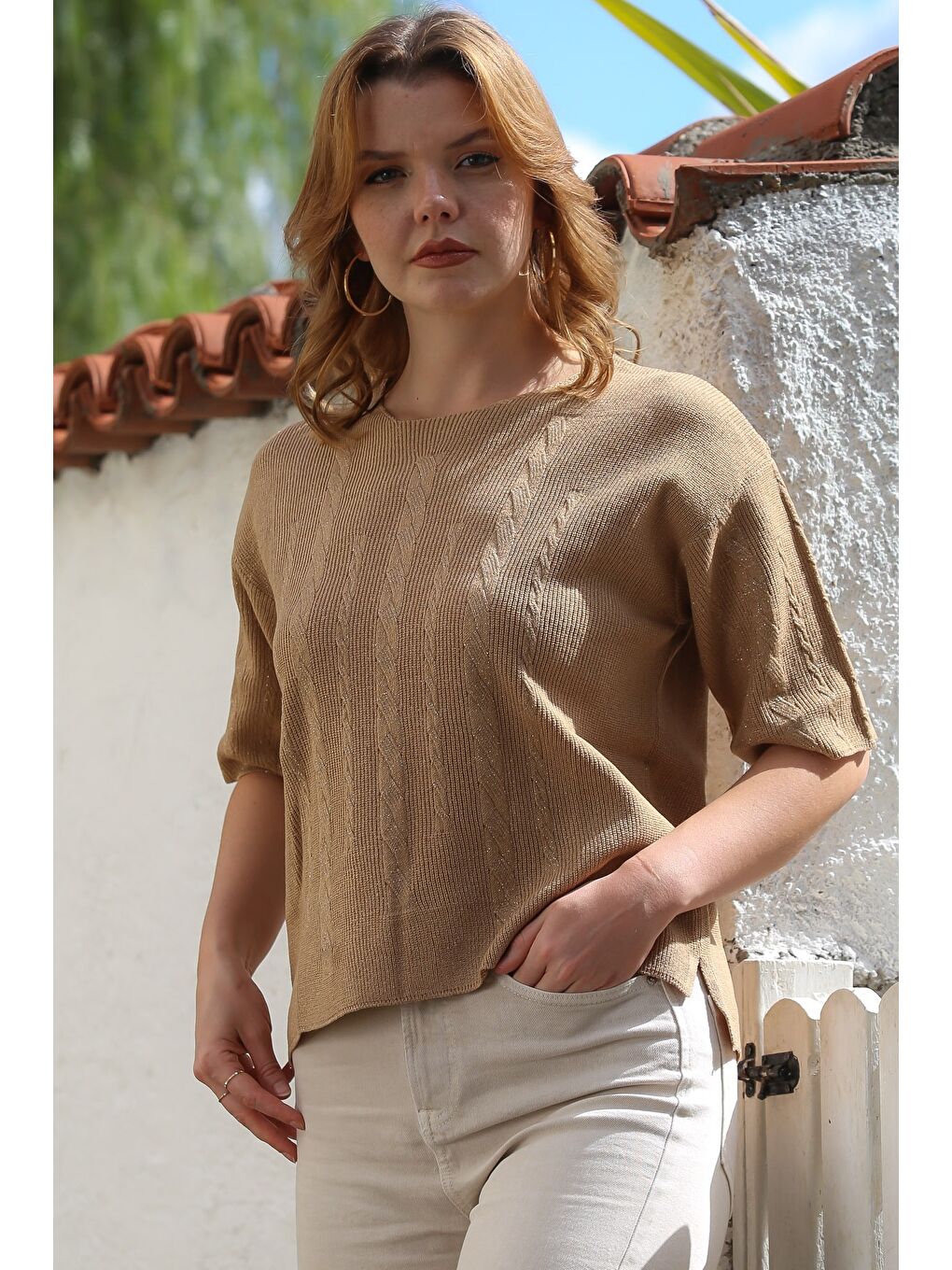 Kahverengi Camel Yuvarlak Yaka Kısa Kol Örgü Desenli Yırtmaçlı Triko Bluz 56 59-3