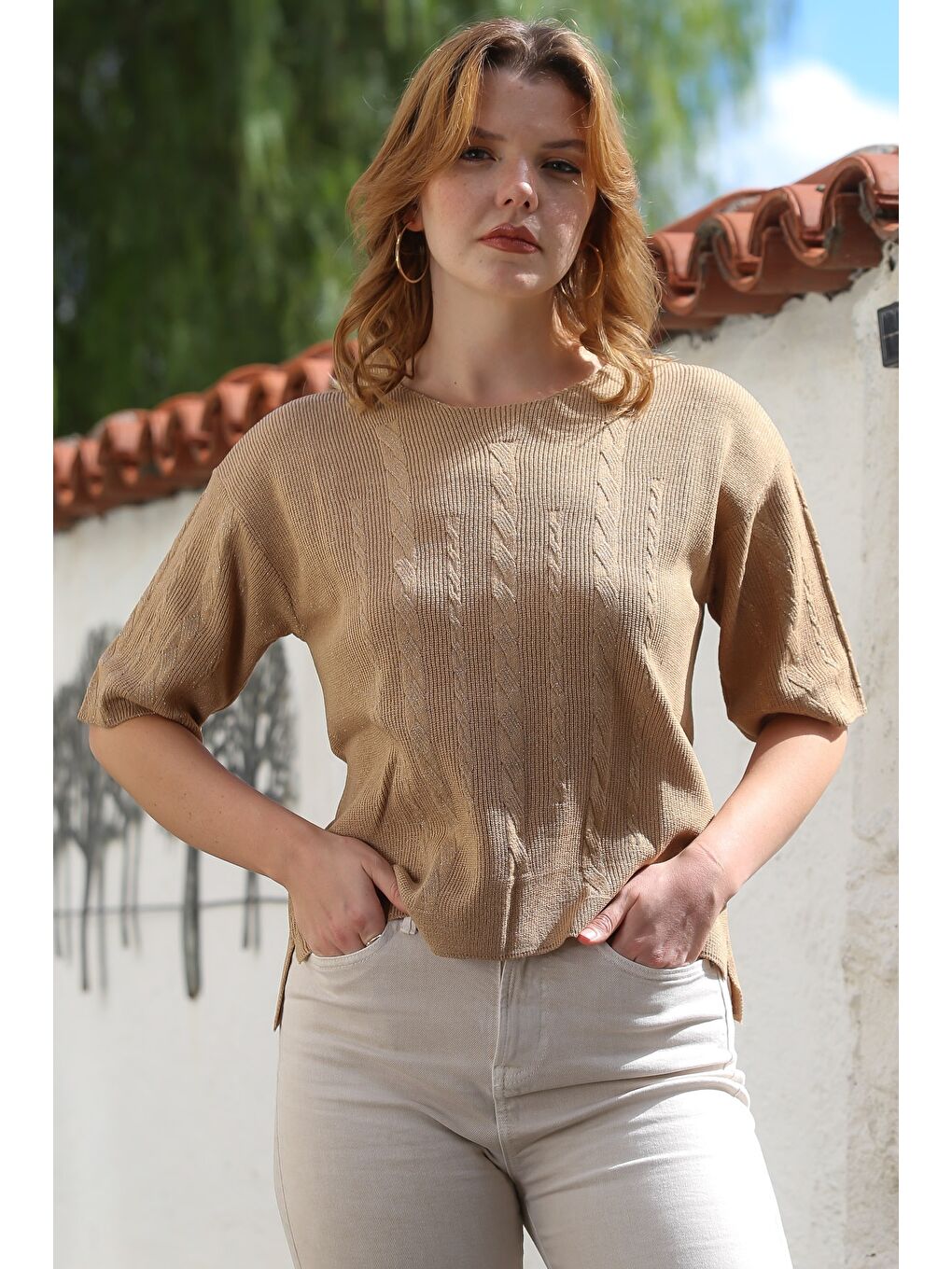 Kahverengi Camel Yuvarlak Yaka Kısa Kol Örgü Desenli Yırtmaçlı Triko Bluz 56 59-4