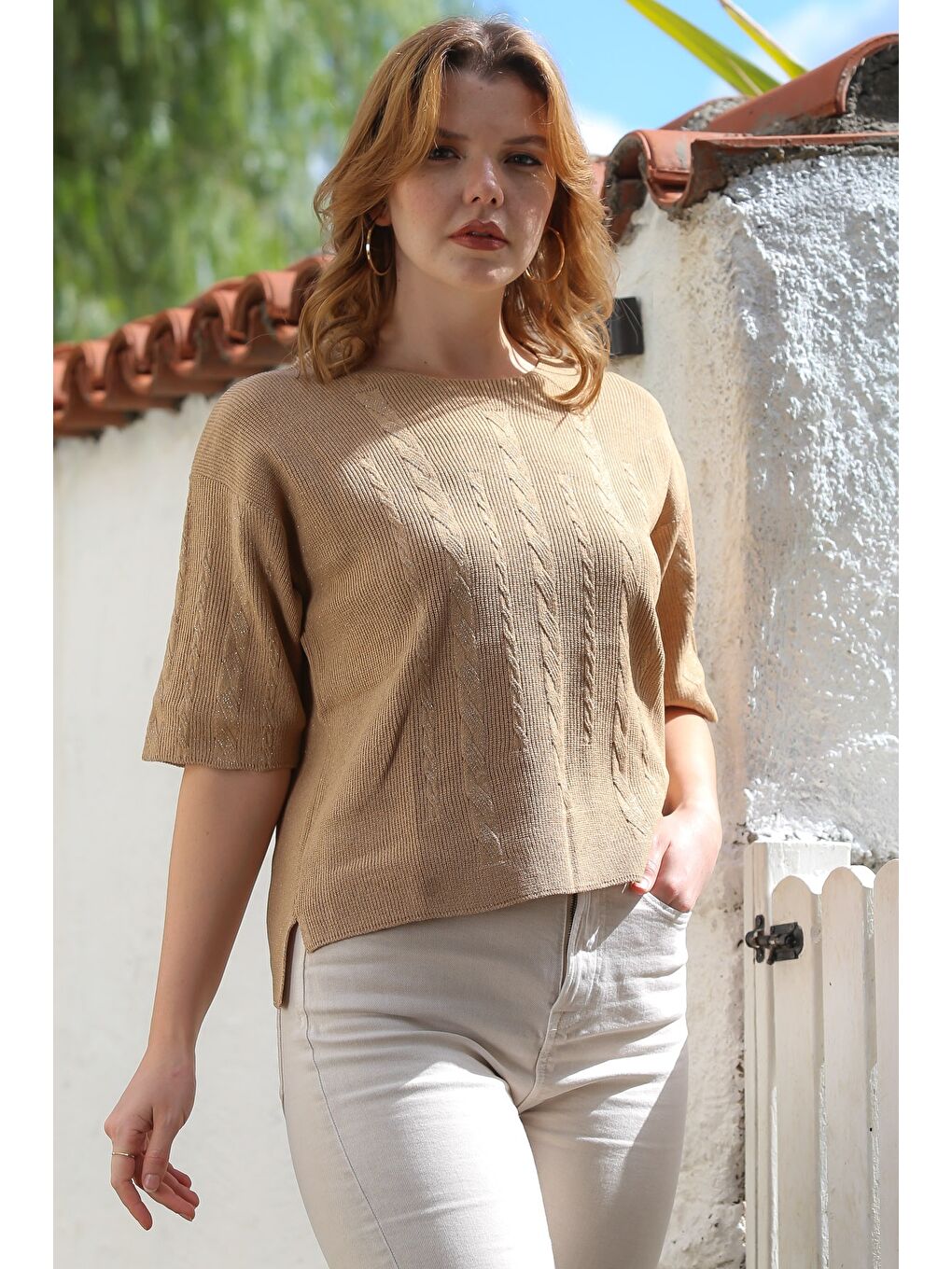 Kahverengi Camel Yuvarlak Yaka Kısa Kol Örgü Desenli Yırtmaçlı Triko Bluz 56 59-5