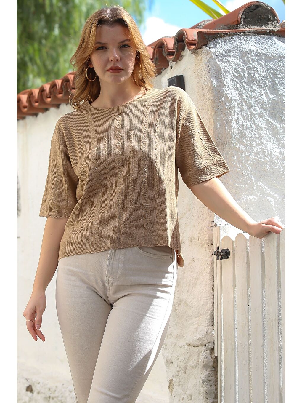Kahverengi Camel Yuvarlak Yaka Kısa Kol Örgü Desenli Yırtmaçlı Triko Bluz 56 59-7