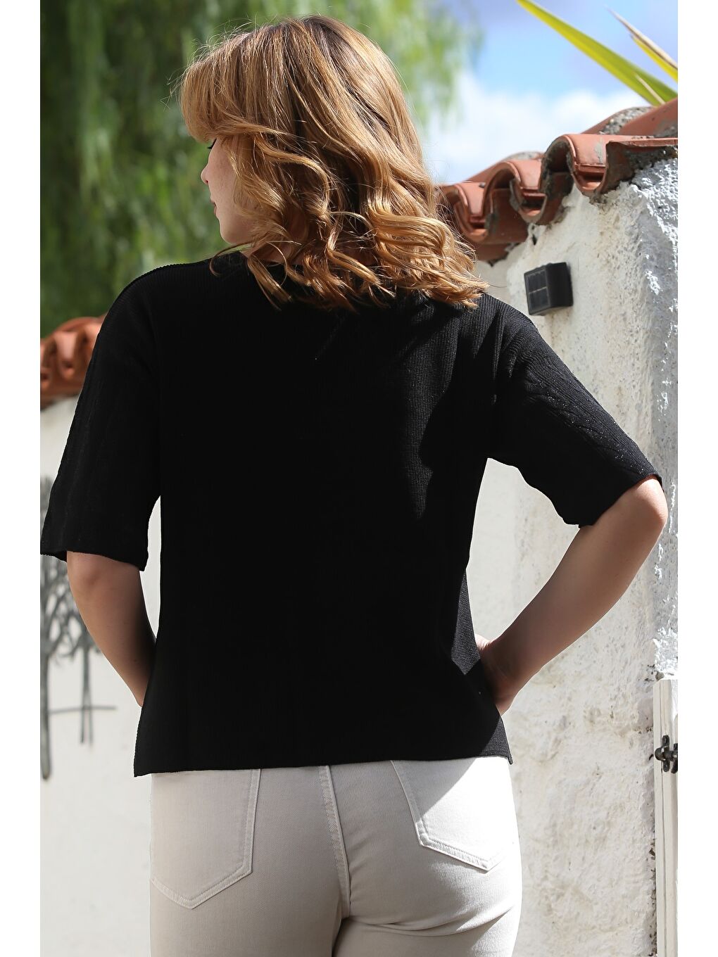 Siyah Yuvarlak Yaka Kısa Kol Örgü Desenli Yırtmaçlı Triko Bluz 56 59-1