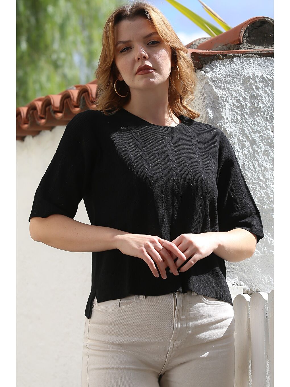 Siyah Yuvarlak Yaka Kısa Kol Örgü Desenli Yırtmaçlı Triko Bluz 56 59-2