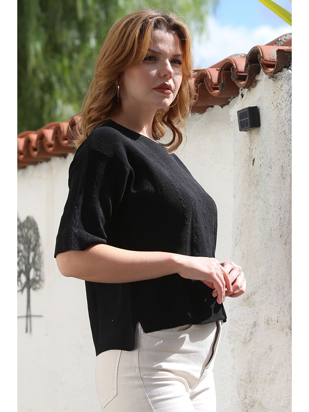 Siyah Yuvarlak Yaka Kısa Kol Örgü Desenli Yırtmaçlı Triko Bluz 56 59-3