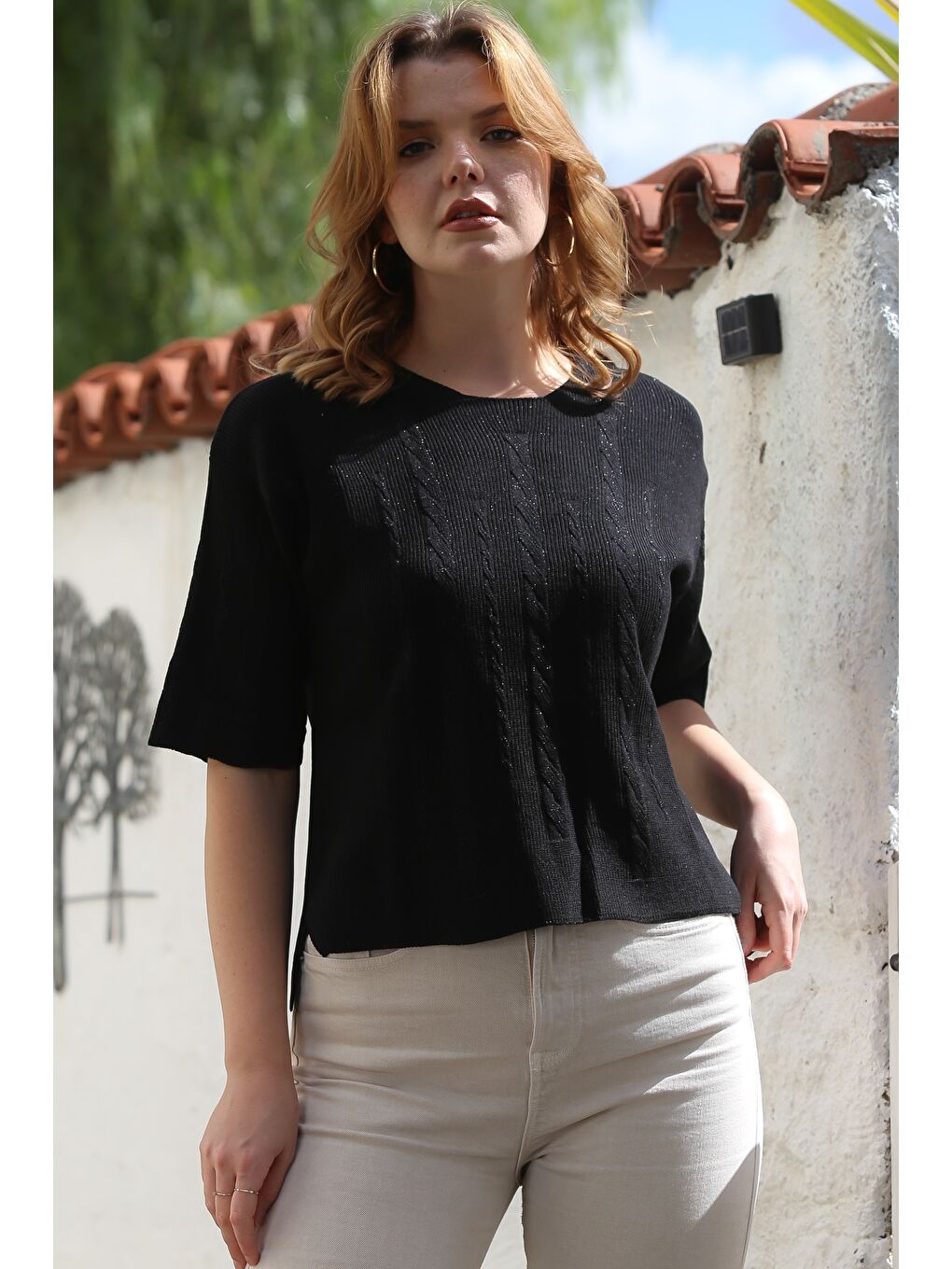 Siyah Yuvarlak Yaka Kısa Kol Örgü Desenli Yırtmaçlı Triko Bluz 56 59-7