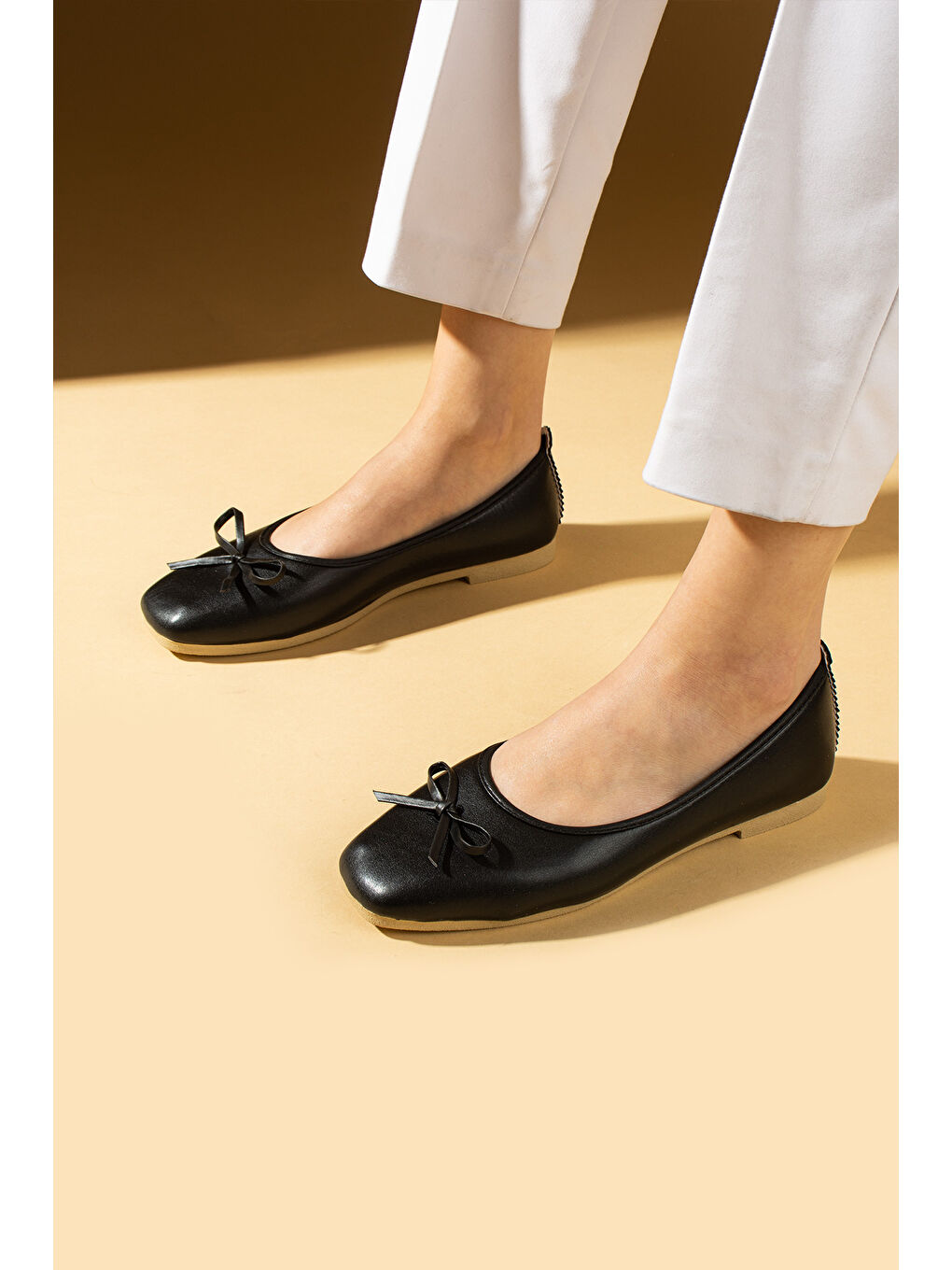 Siyah Küt Burunlu Fiyonk Detaylı Rahat Kalıp Babet 81-140-25