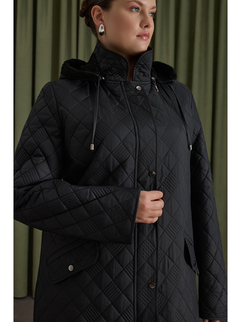 Siyah İçi Kürk Seyyar Kapüşonlu Kapitone Mont-3