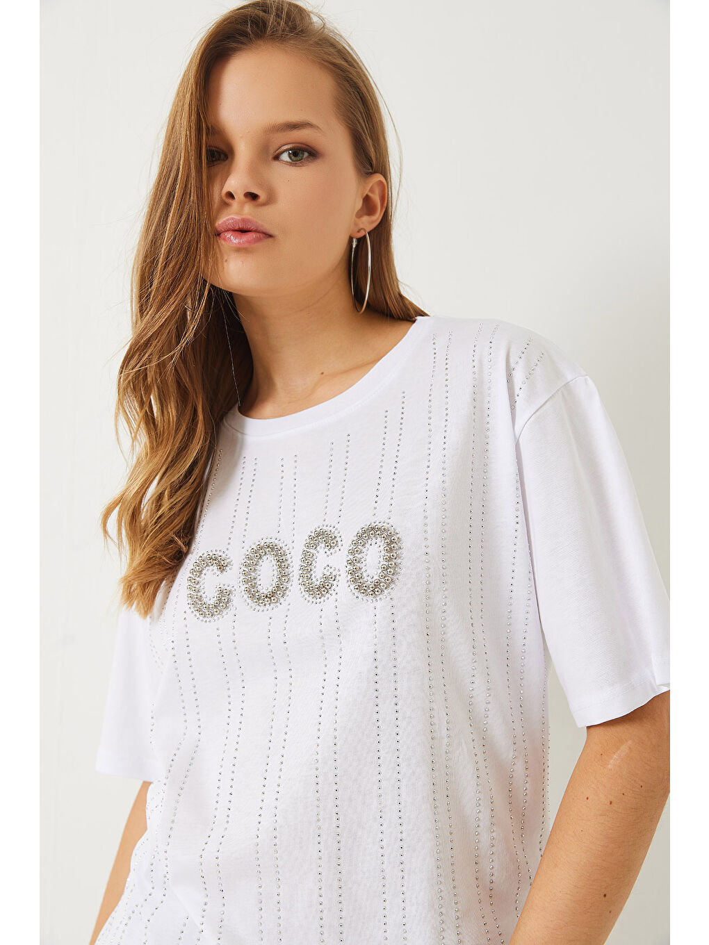 Beyaz Kadın Bisiklet Yaka Kısa Kollu Taş Baskılı T-Shirt