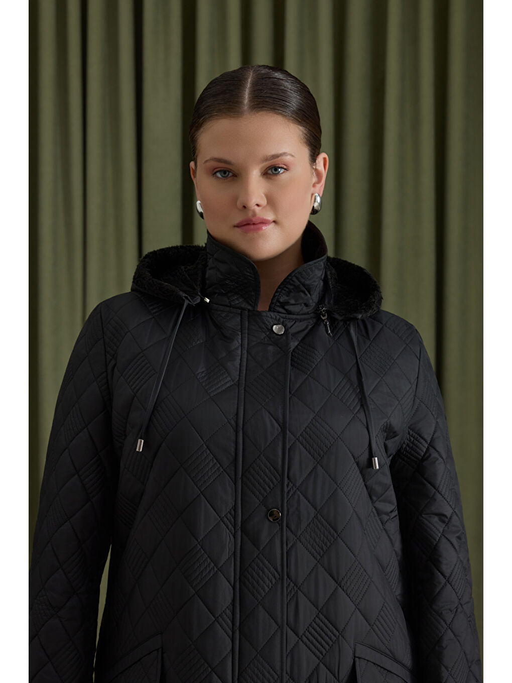 Siyah İçi Kürk Seyyar Kapüşonlu Kapitone Mont-4