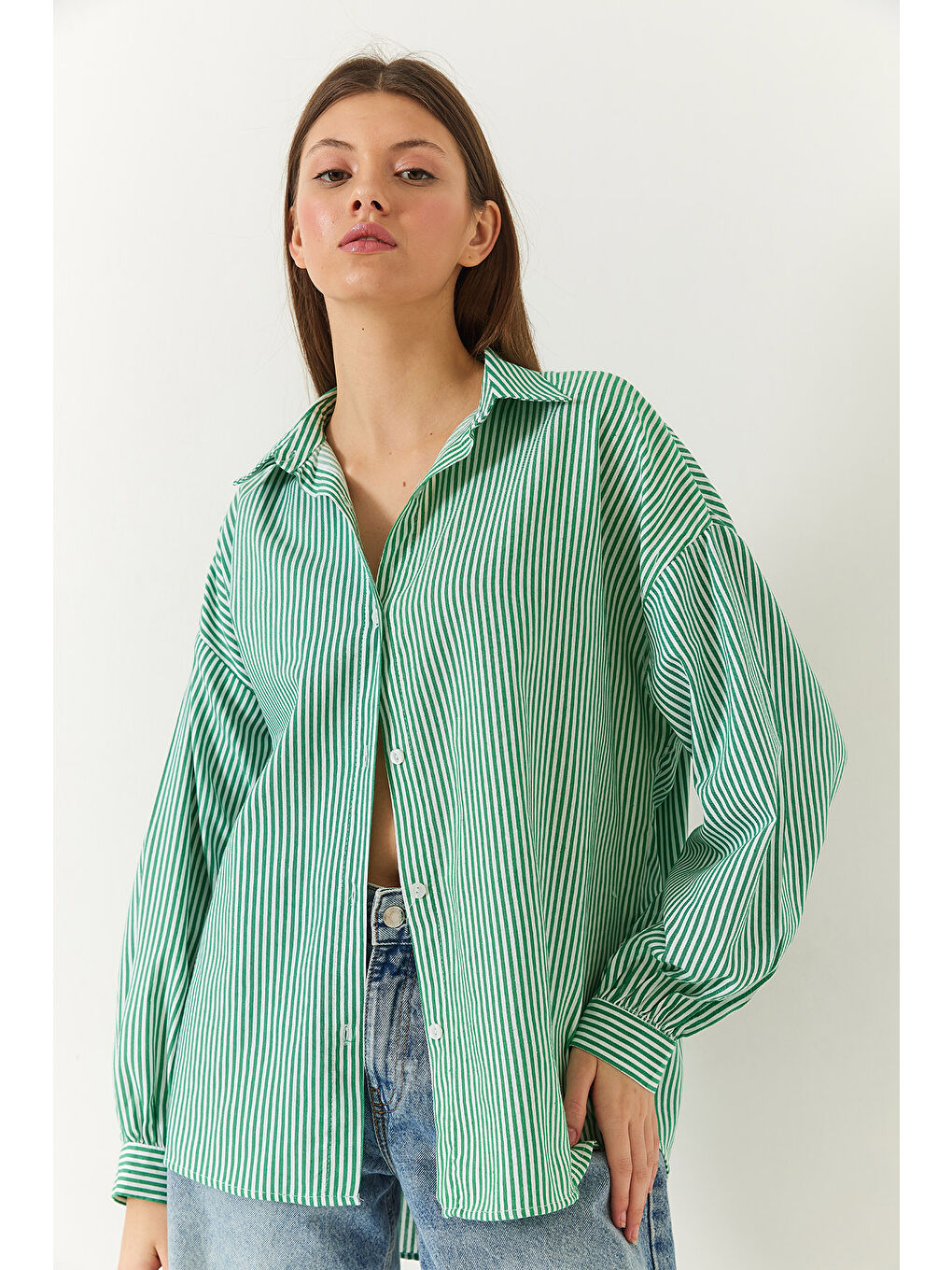 Beyaz Kadın Üç Çizgili Oversize Standart Basic Gömlek-4