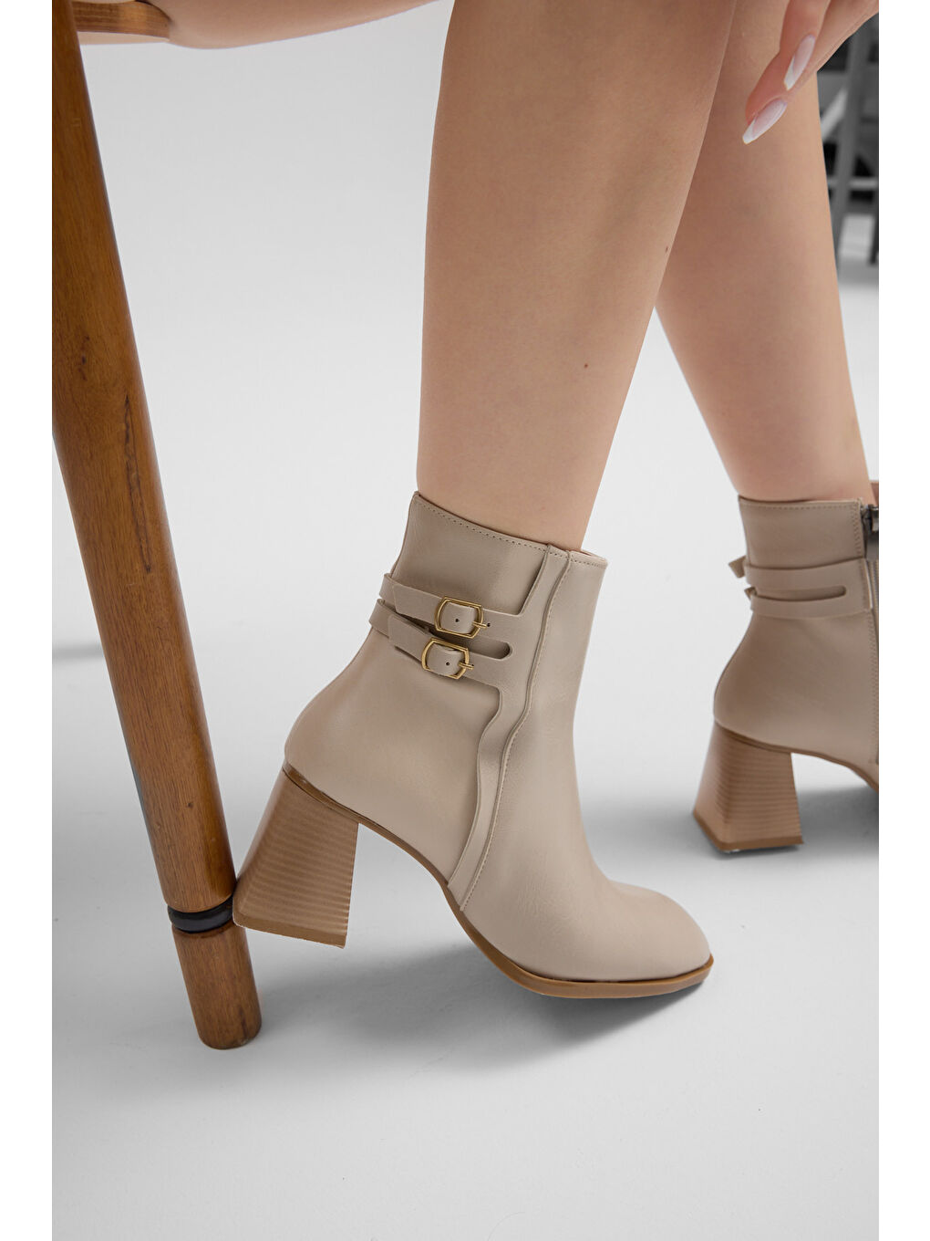 Kadın Bej Cilt TPU Taban Çift Tokalı Sivri Burunlu Fermuarlı Topuklu Bot-1