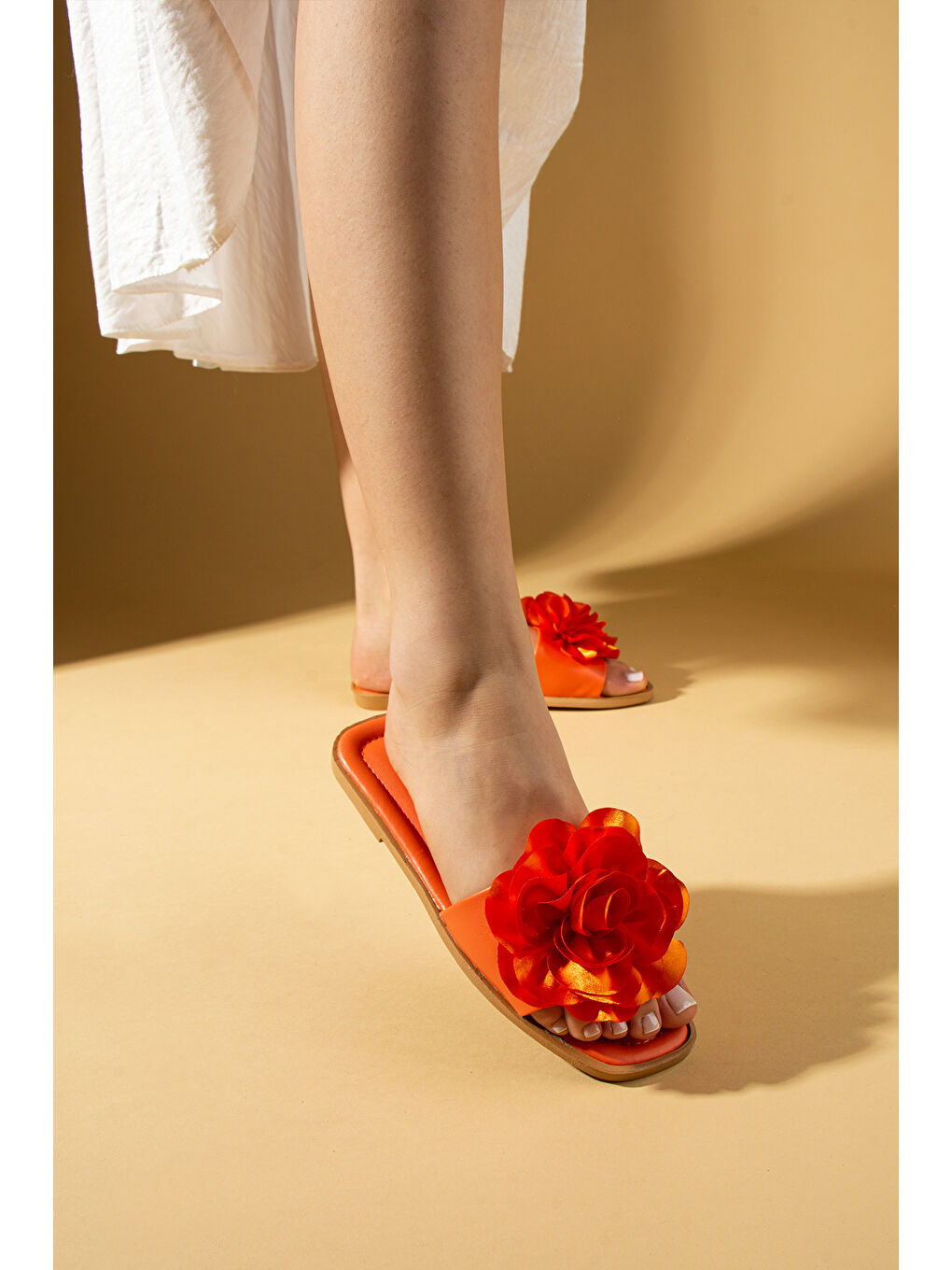 Turuncu Gül Tasarımlı Önü Açık Rahat Taban Kadın Terlik 008-29-25-2