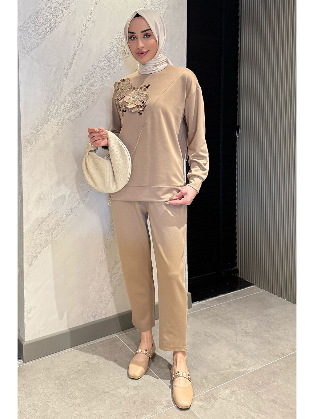 Bej Tesettür Aplike Nakışlı Sweat Pantolon İkili Takım-3