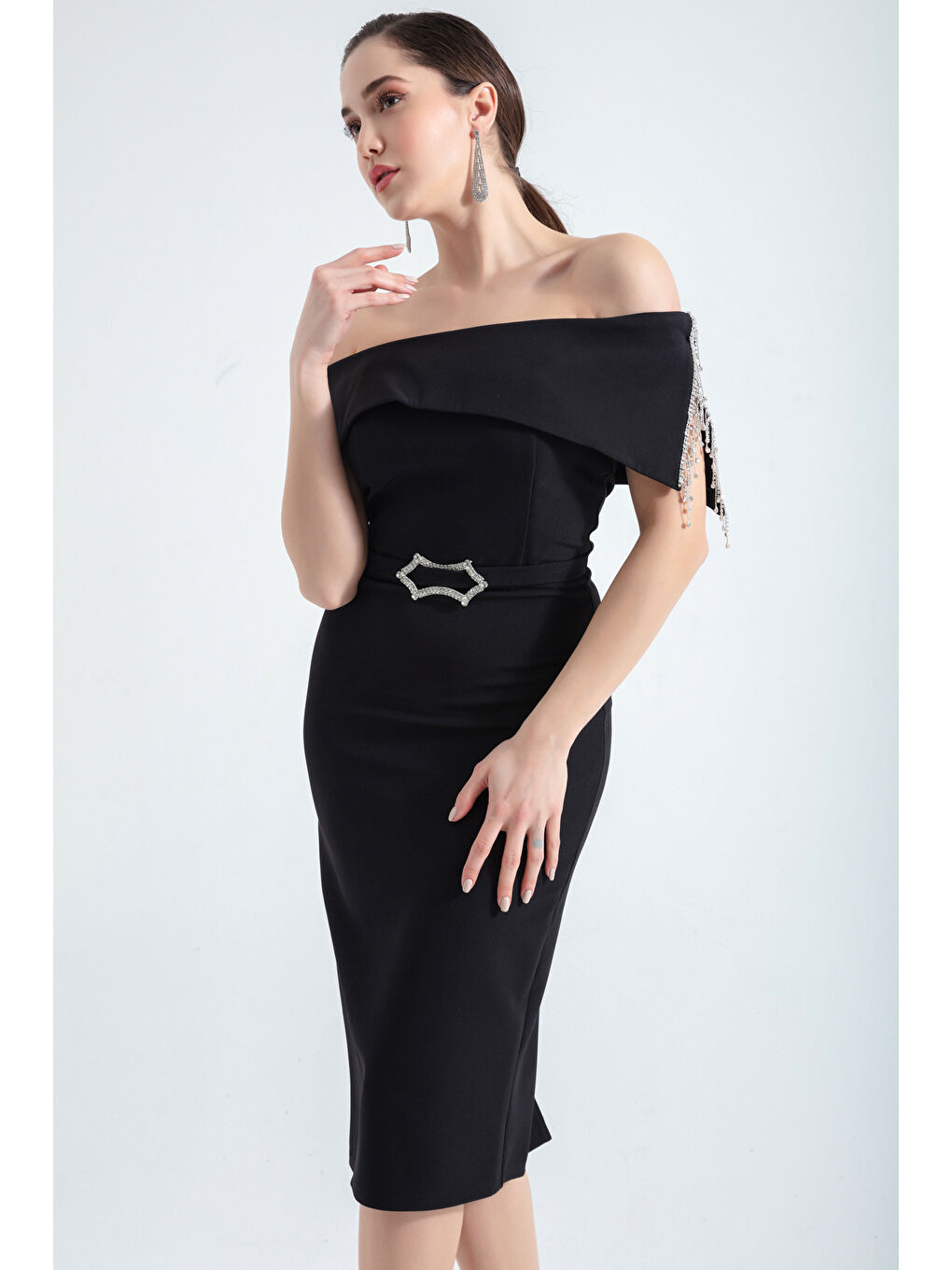 Kadın Siyah Kayık Yaka Taşlı Kemerli Midi Abiye