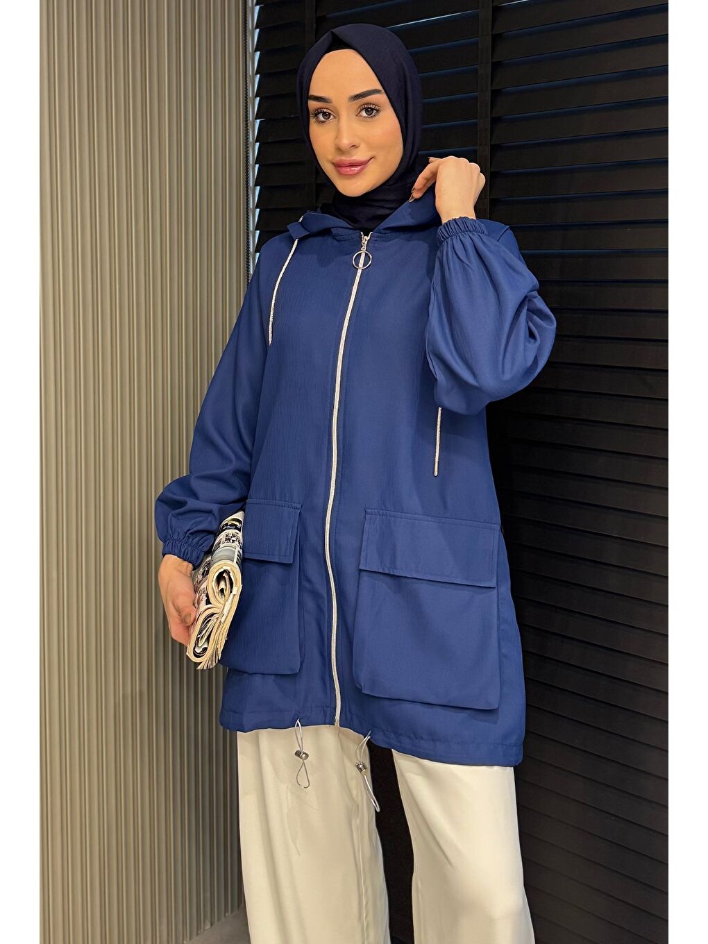 Lacivert Kadın Çift Cepli Kapüşonlu Tesettür Trençkot-3