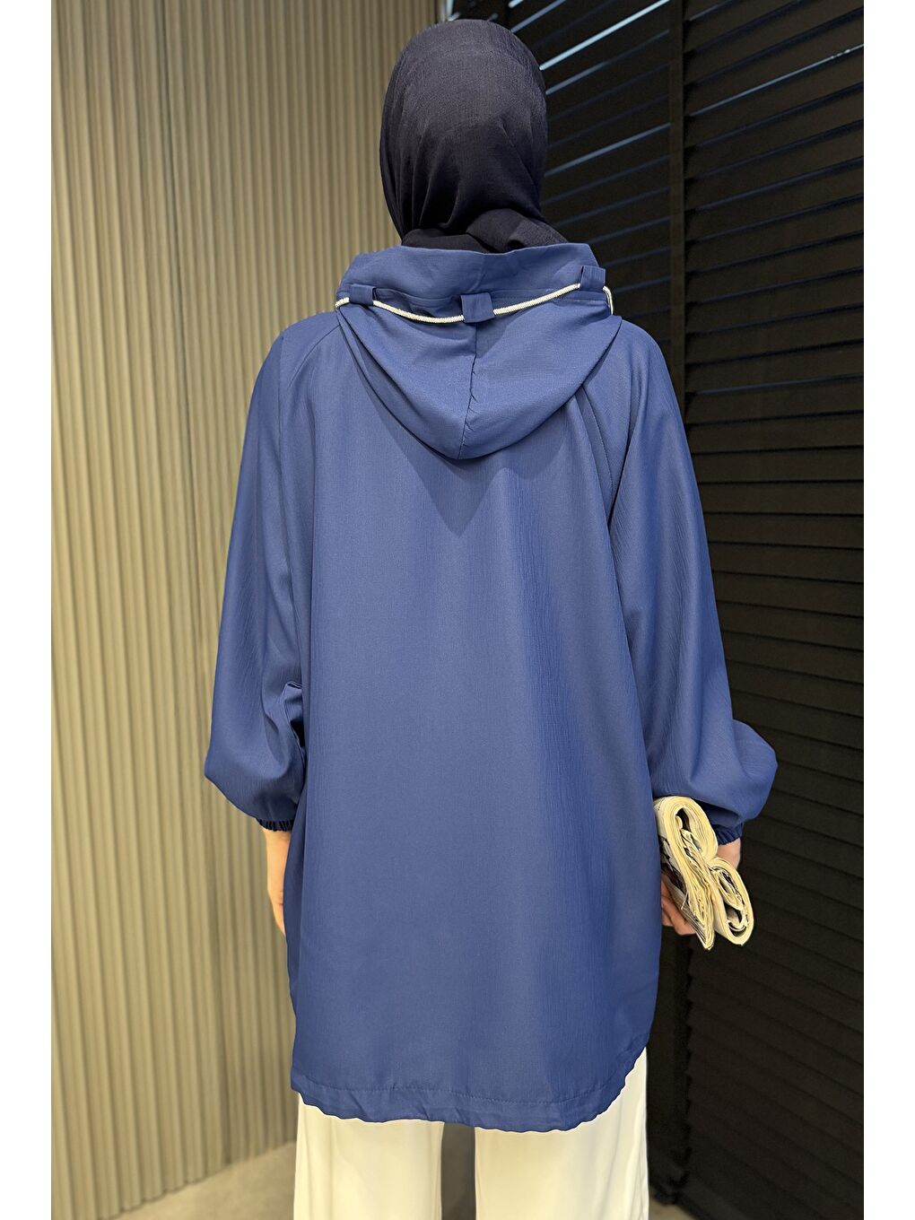 Lacivert Kadın Çift Cepli Kapüşonlu Tesettür Trençkot-7