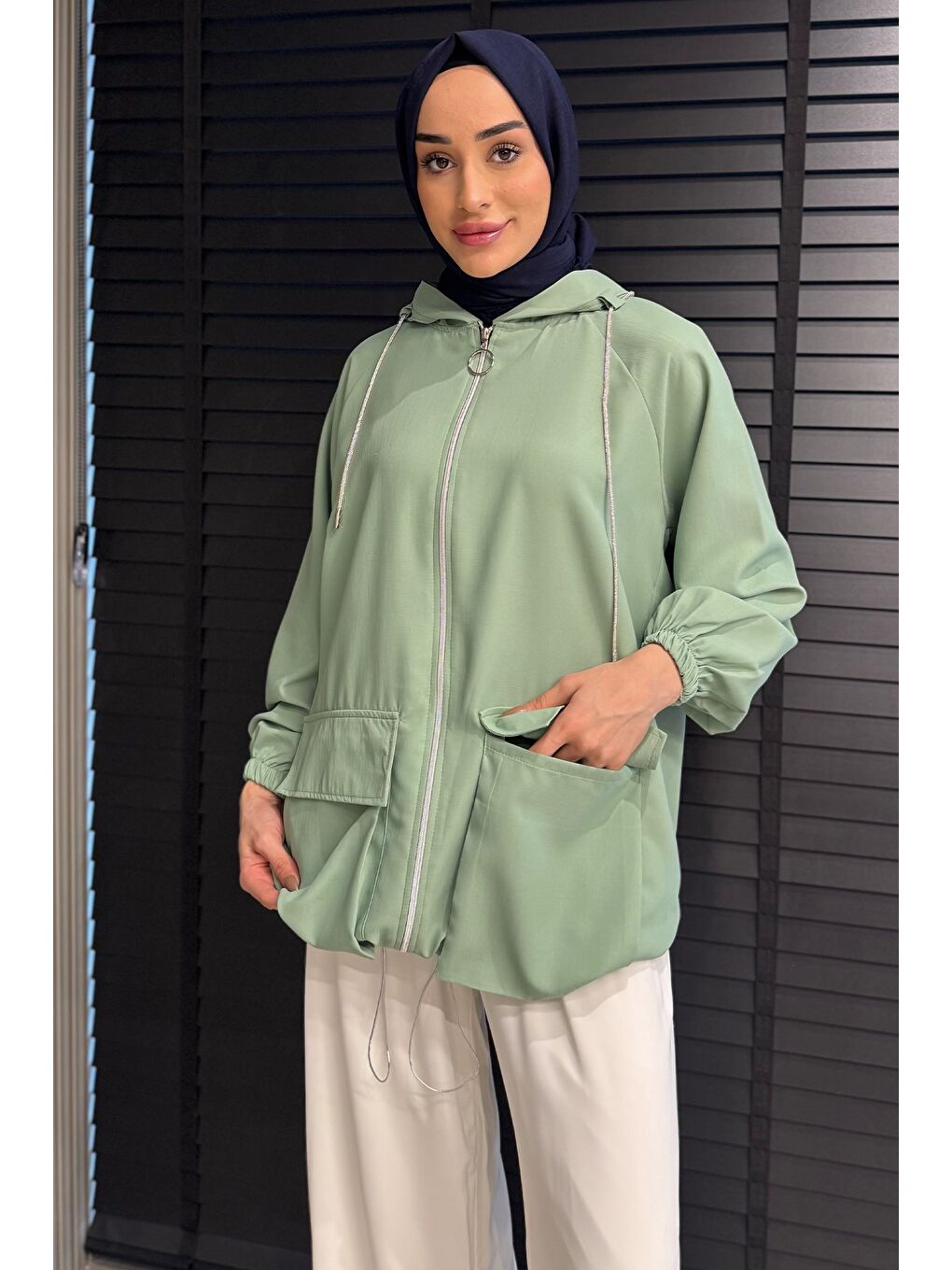 Yeşil Kadın Çift Cepli Kapüşonlu Tesettür Trençkot-3
