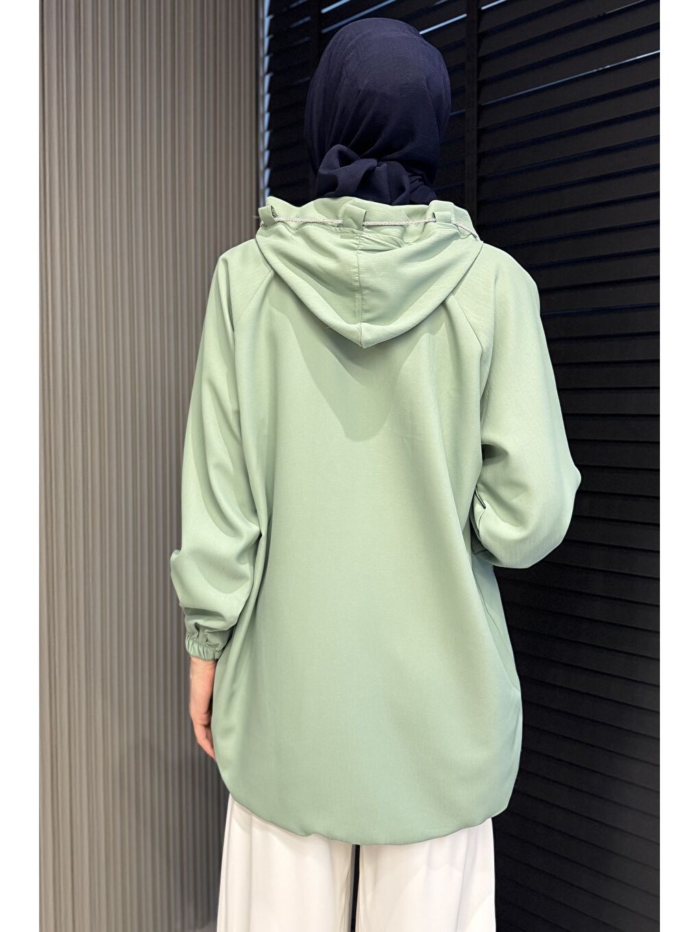 Yeşil Kadın Çift Cepli Kapüşonlu Tesettür Trençkot-7