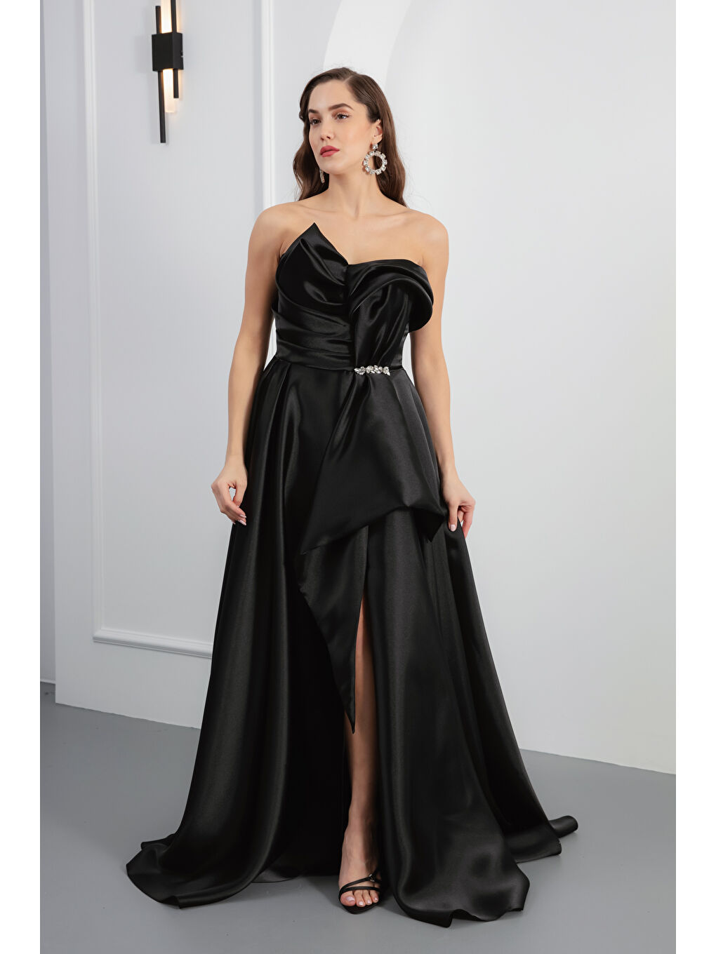 Kadın Siyah Straplez Bacak Dekolteli Uzun Saten Abiye Elbise-1