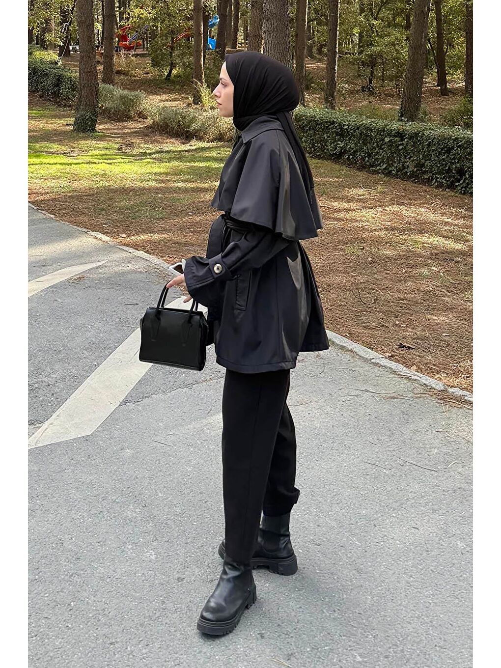 Bağlama Detaylı Pelerinli Trençkot Siyah-1