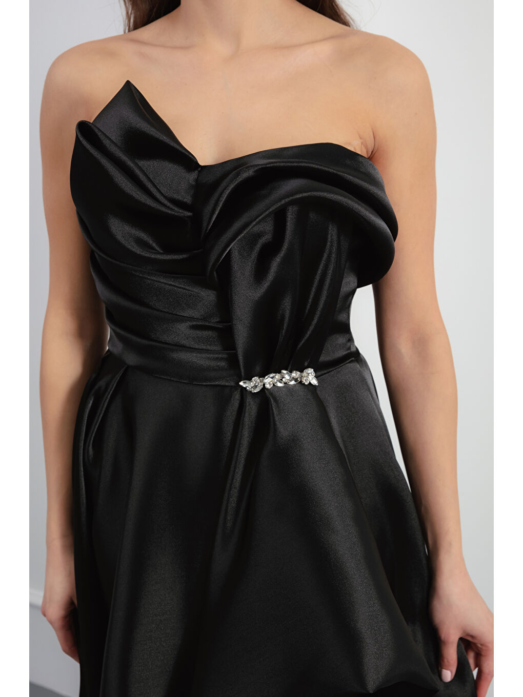 Kadın Siyah Straplez Bacak Dekolteli Uzun Saten Abiye Elbise-3