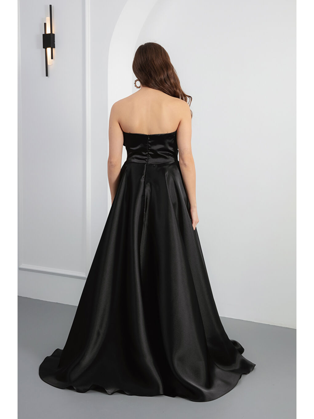 Kadın Siyah Straplez Bacak Dekolteli Uzun Saten Abiye Elbise-4