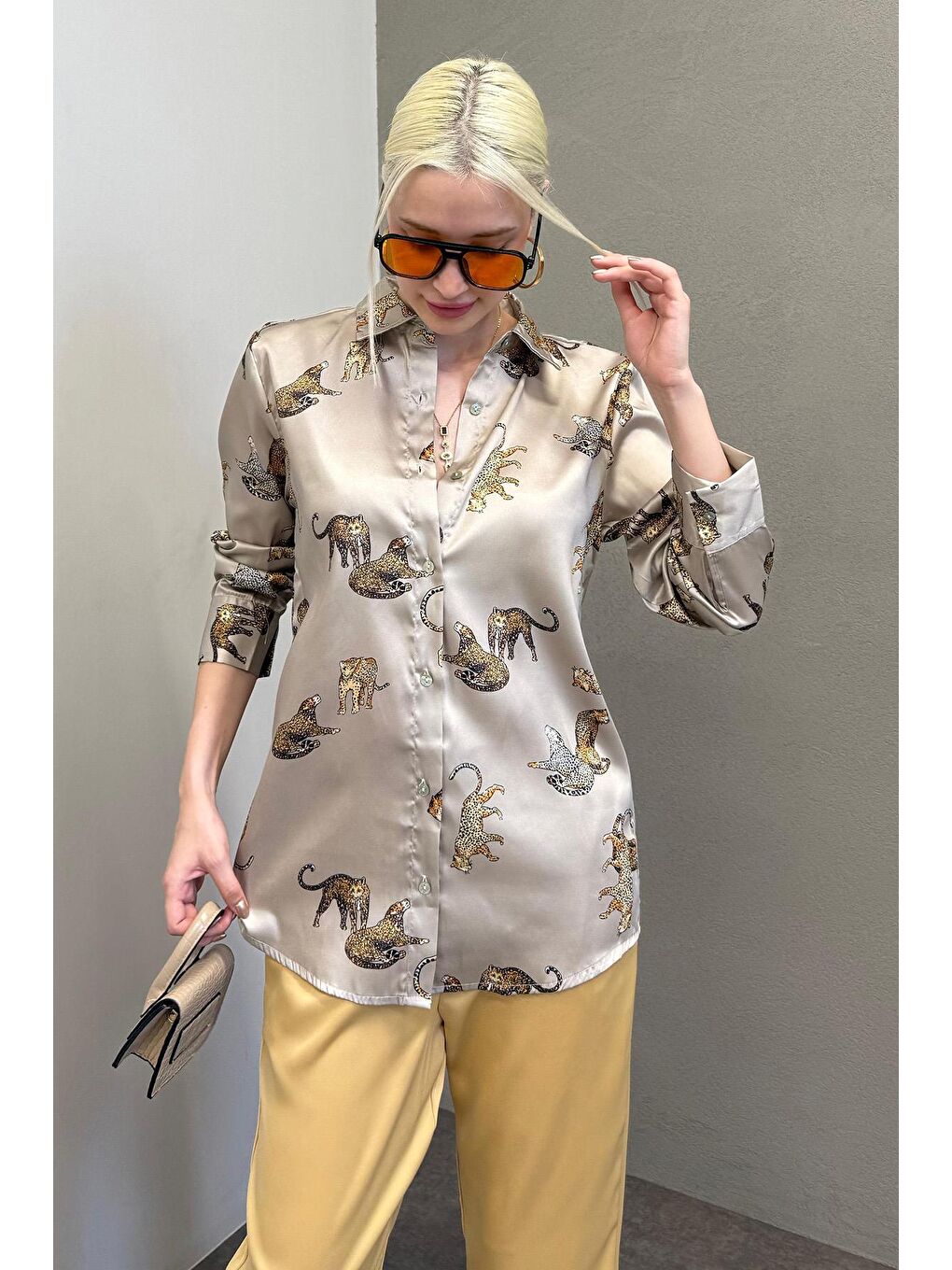 Leoparlı Ekru Saten Gömlek Mg187