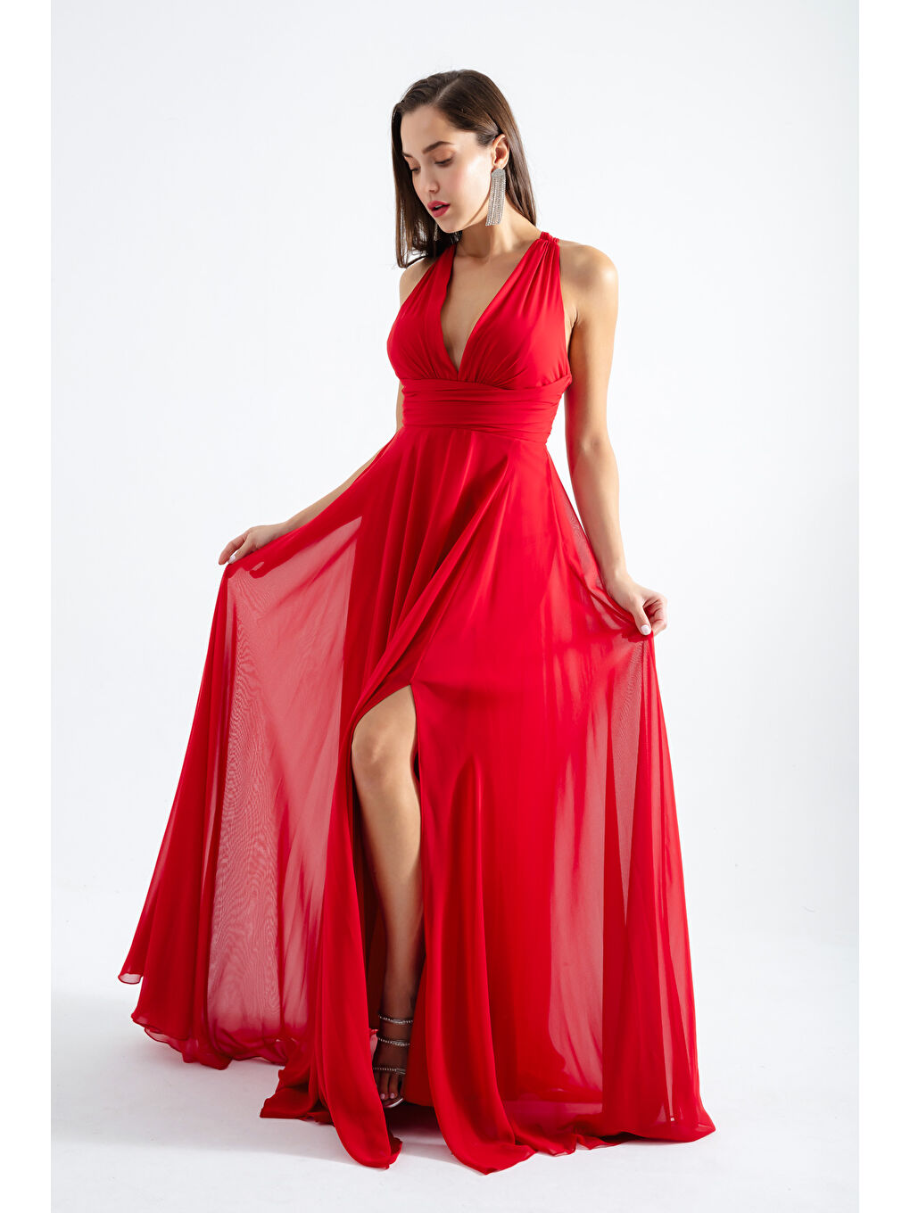Kadın Kırmızı Sırtı Çapraz Askılı Yırtmaçlı Şifon Uzun Abiye Elbise