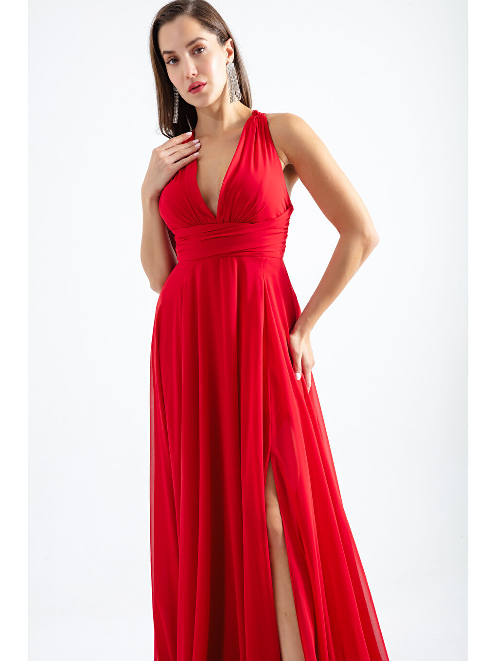 Kadın Kırmızı Sırtı Çapraz Askılı Yırtmaçlı Şifon Uzun Abiye Elbise-2