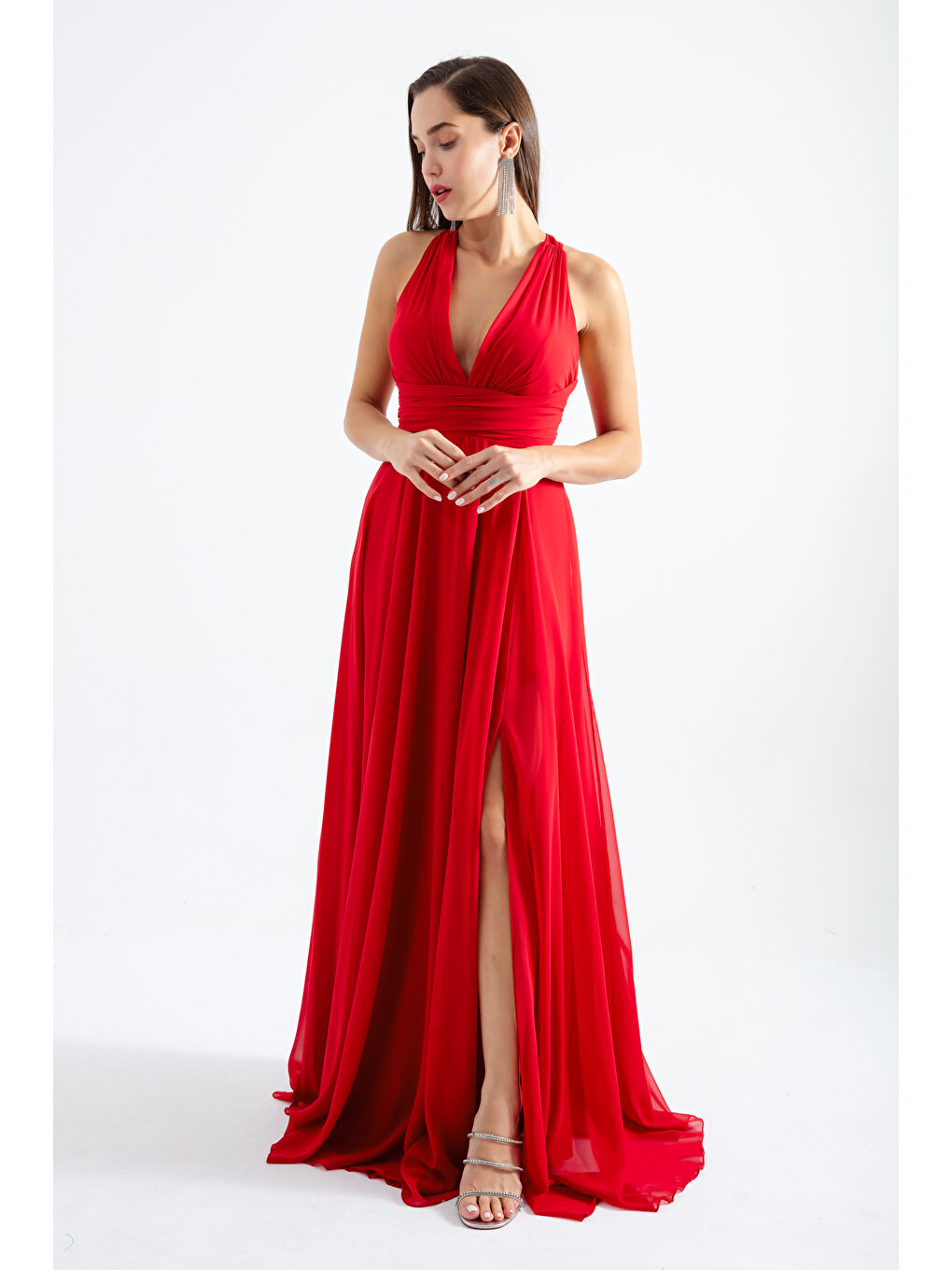 Kadın Kırmızı Sırtı Çapraz Askılı Yırtmaçlı Şifon Uzun Abiye Elbise-3
