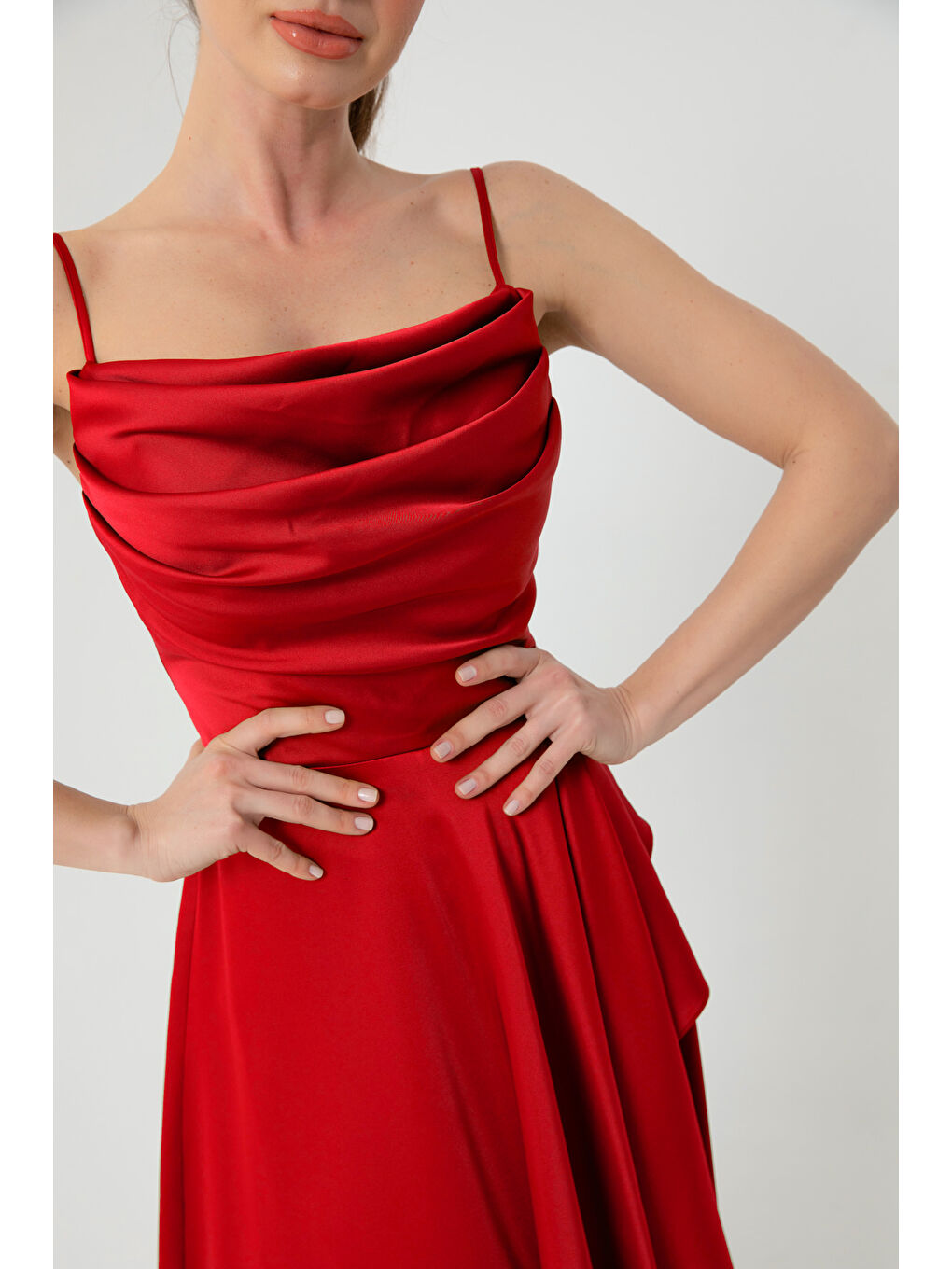 Kadın Kırmızı Volanlı Yırtmaçlı Saten Abiye & Mezuniyet Elbisesi-3