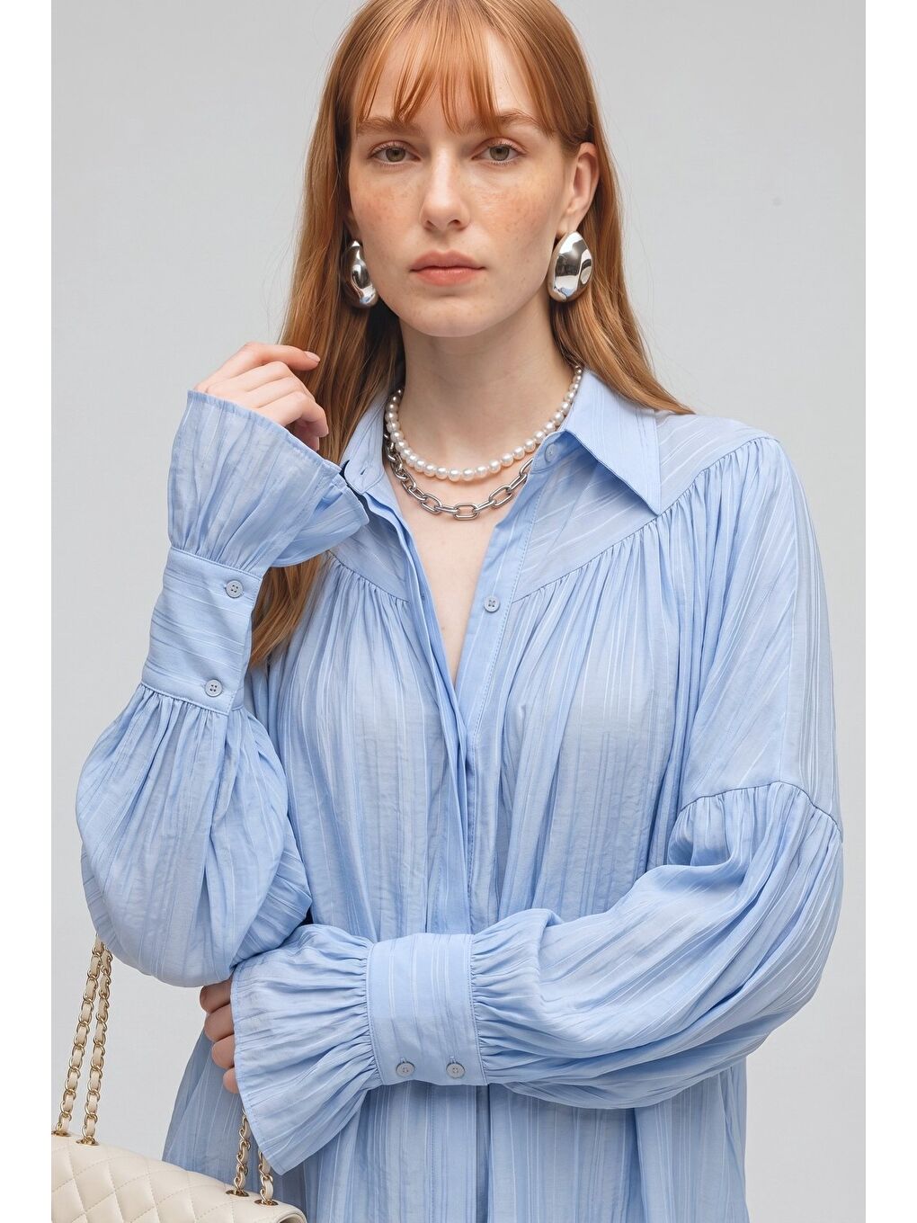 Bebe Mavi Kadın Oversize Büzgülü Düşük Omuz Dokulu Gömlek - Manşet Detaylı