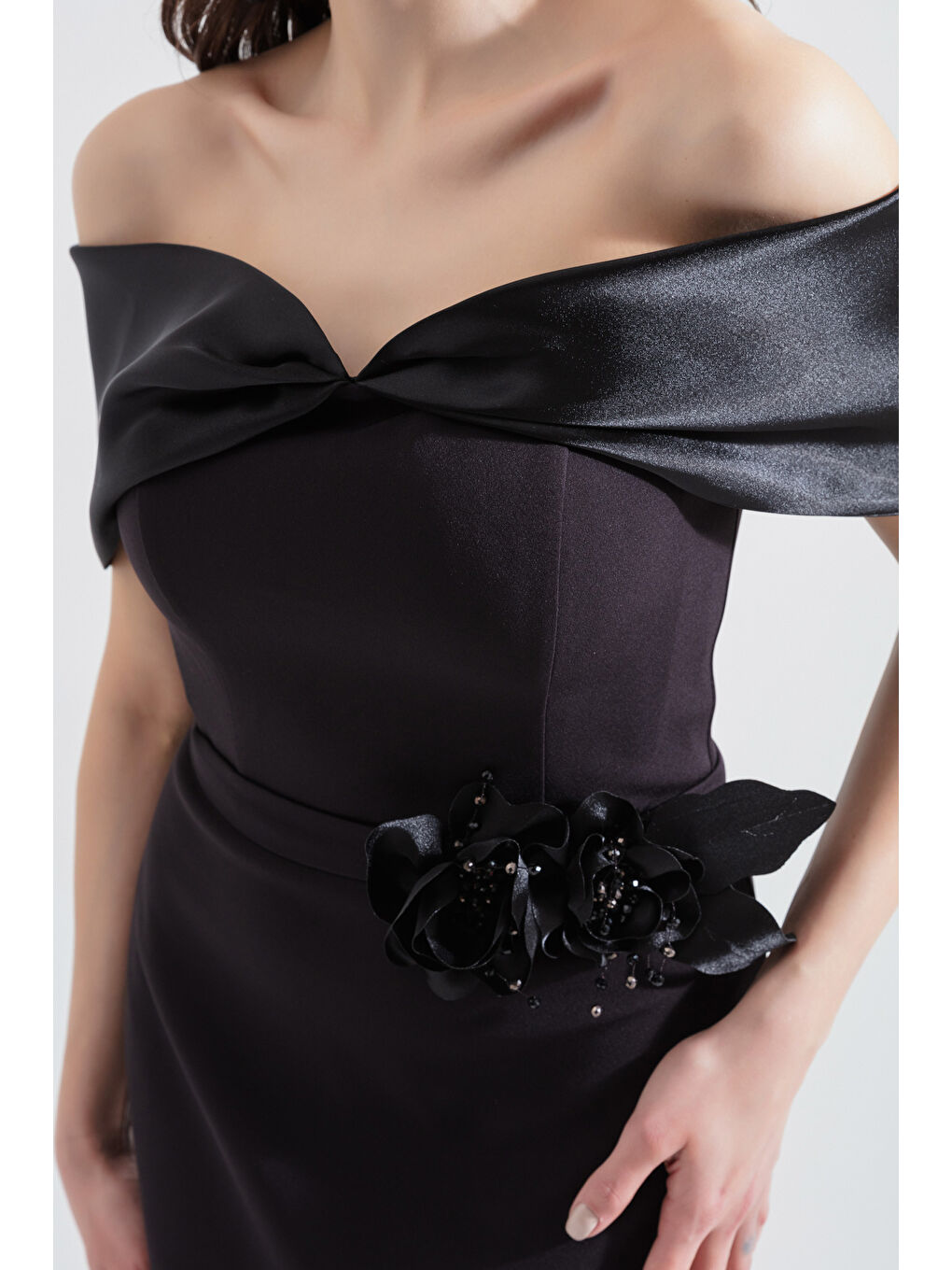 Kadın Siyah Kayık Yaka Fiyonklu Midi Abiye Elbise-3