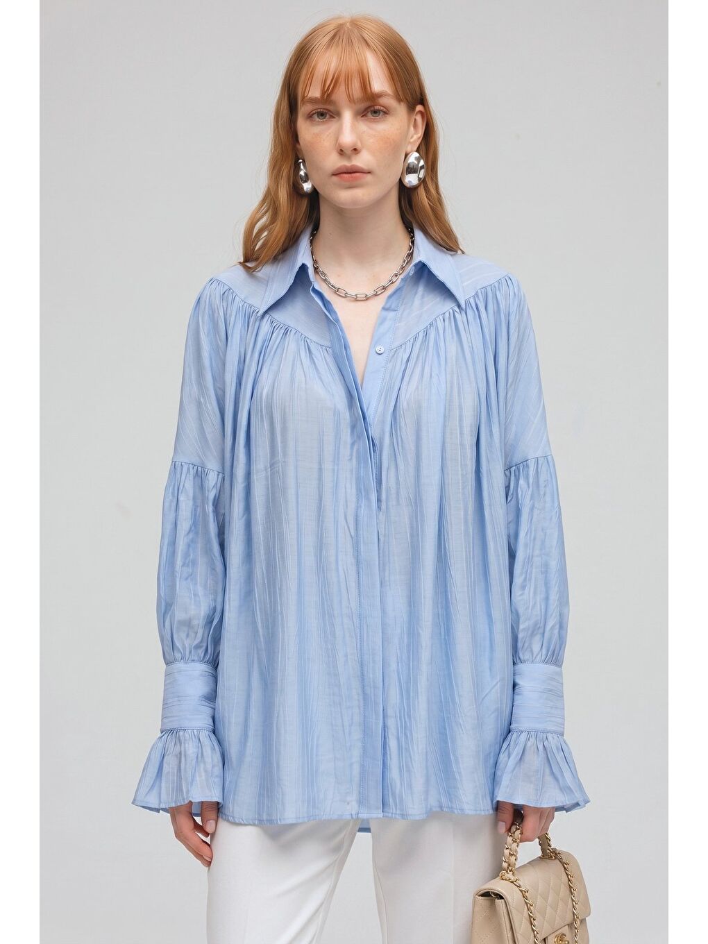 Bebe Mavi Kadın Oversize Büzgülü Düşük Omuz Dokulu Gömlek - Manşet Detaylı-1