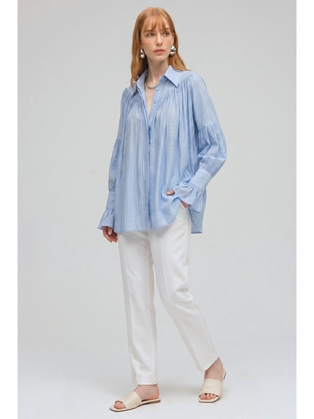 Bebe Mavi Kadın Oversize Büzgülü Düşük Omuz Dokulu Gömlek - Manşet Detaylı-2
