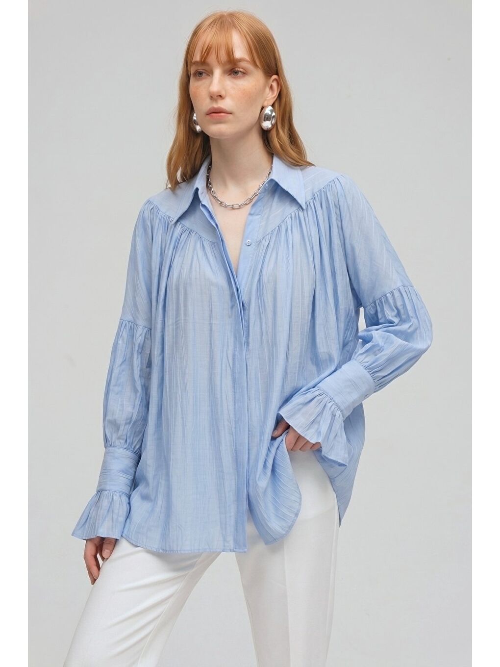 Bebe Mavi Kadın Oversize Büzgülü Düşük Omuz Dokulu Gömlek - Manşet Detaylı-3