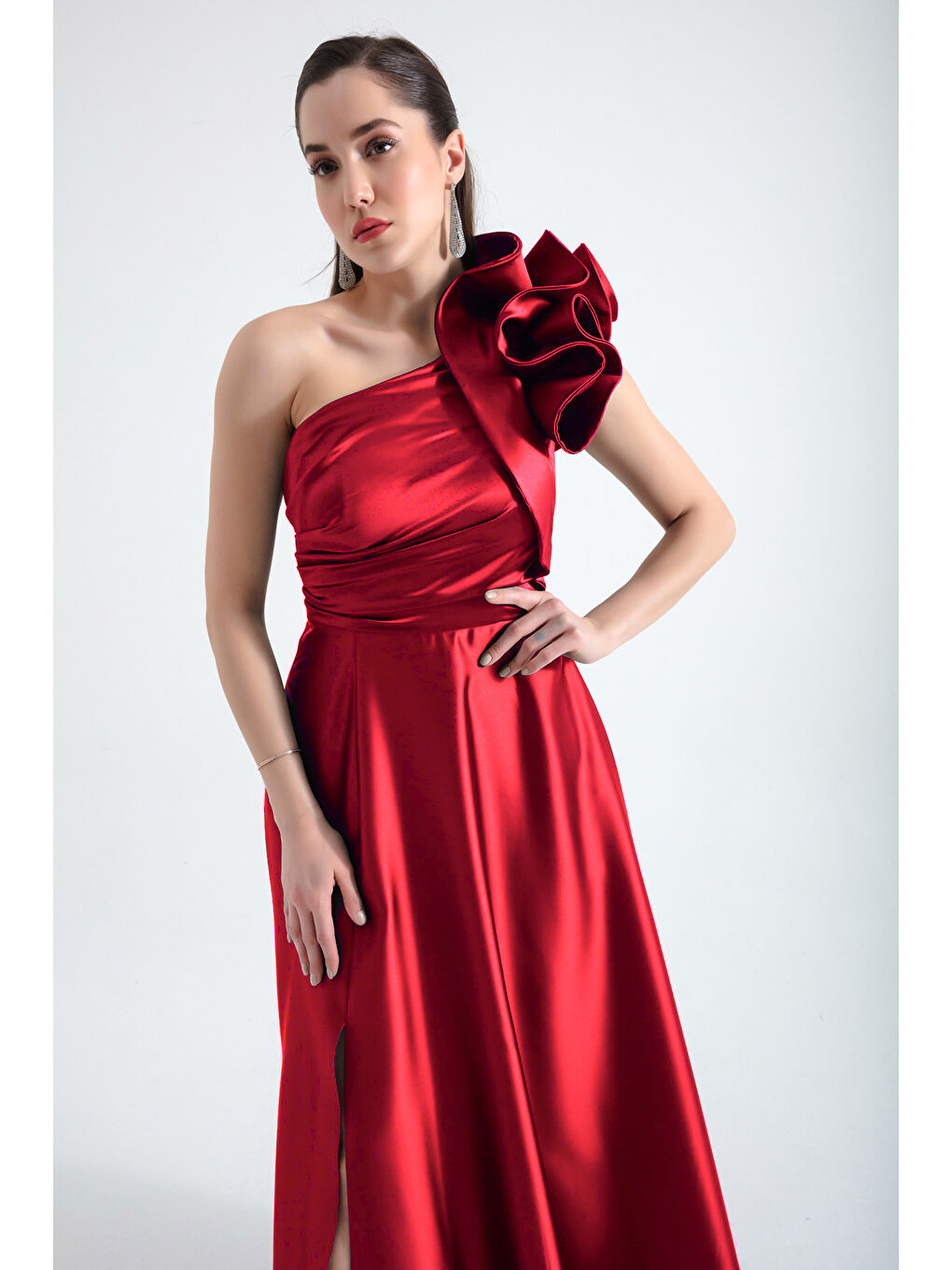 Kadın Kırmızı Tek Omuzlu Fırfırlı Uzun Abiye Elbise-1