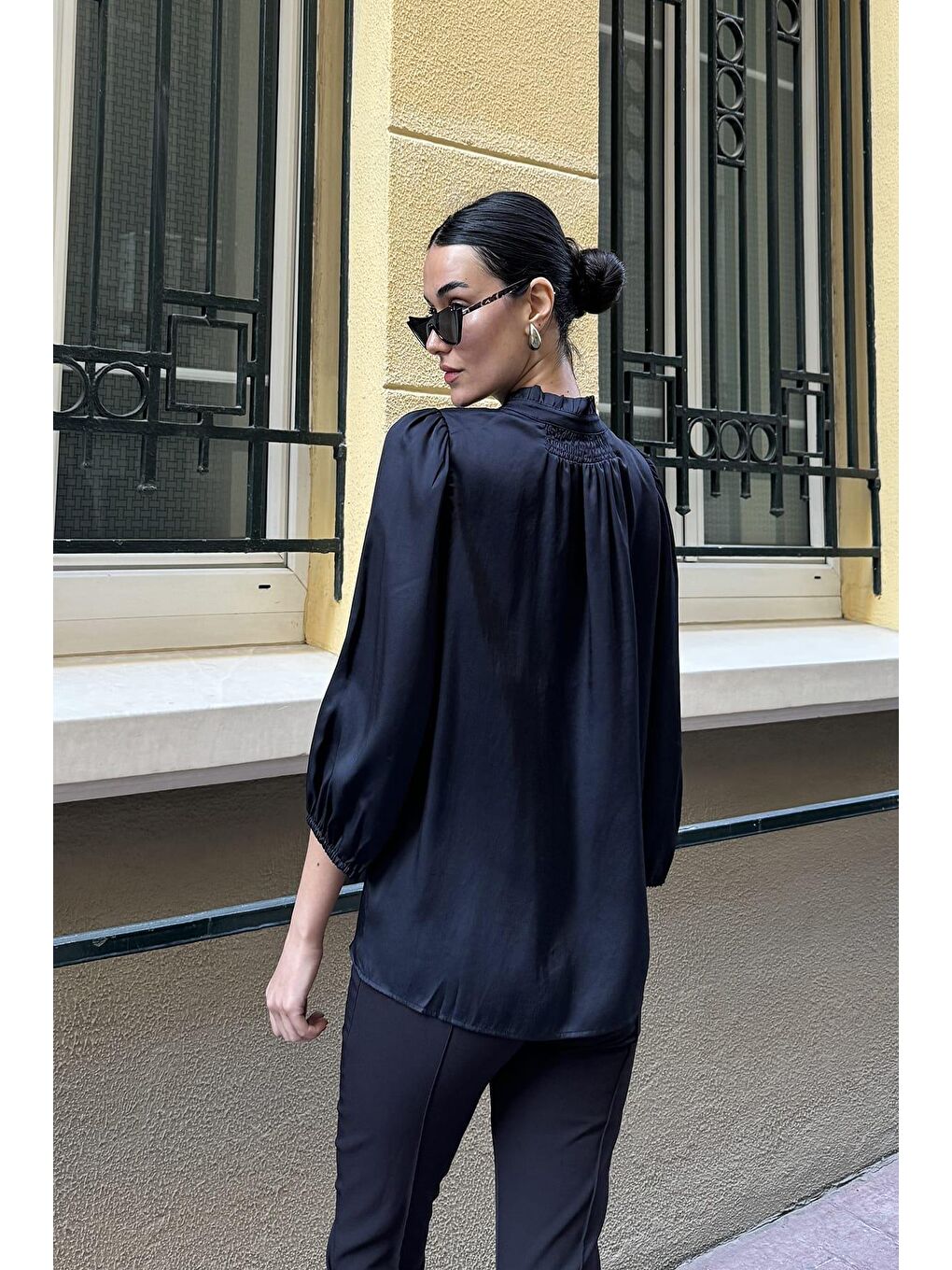 Yaka Fırfır Detaylı Saten Siyah Gömlek-1