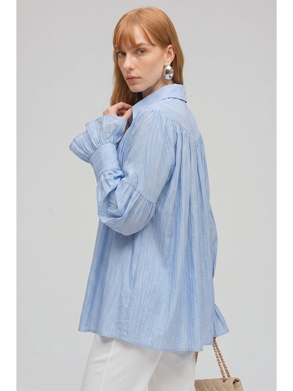 Bebe Mavi Kadın Oversize Büzgülü Düşük Omuz Dokulu Gömlek - Manşet Detaylı-4