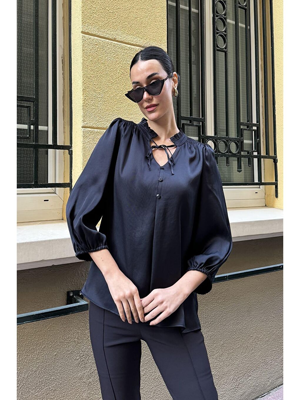 Yaka Fırfır Detaylı Saten Siyah Gömlek-2