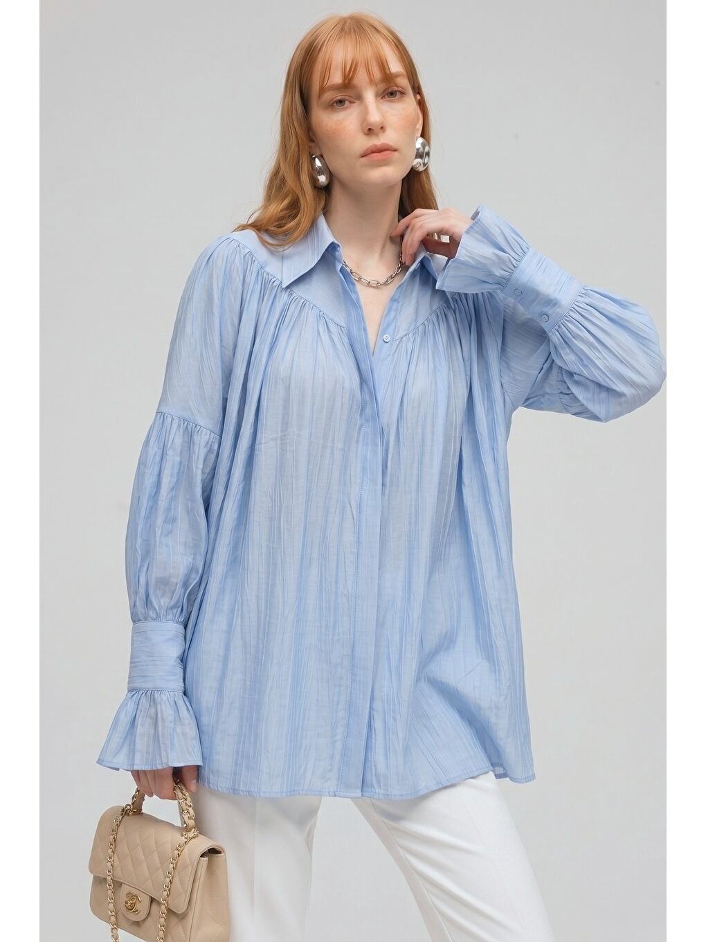 Bebe Mavi Kadın Oversize Büzgülü Düşük Omuz Dokulu Gömlek - Manşet Detaylı-5