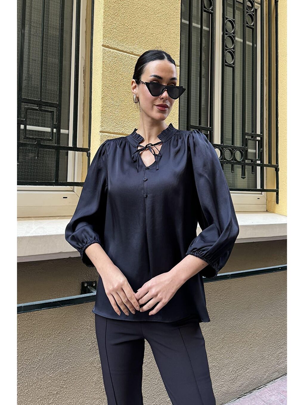 Yaka Fırfır Detaylı Saten Siyah Gömlek-3