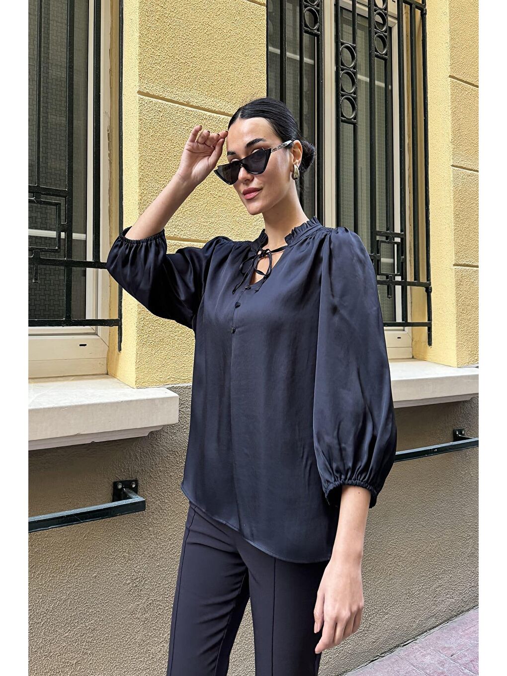 Yaka Fırfır Detaylı Saten Siyah Gömlek-4